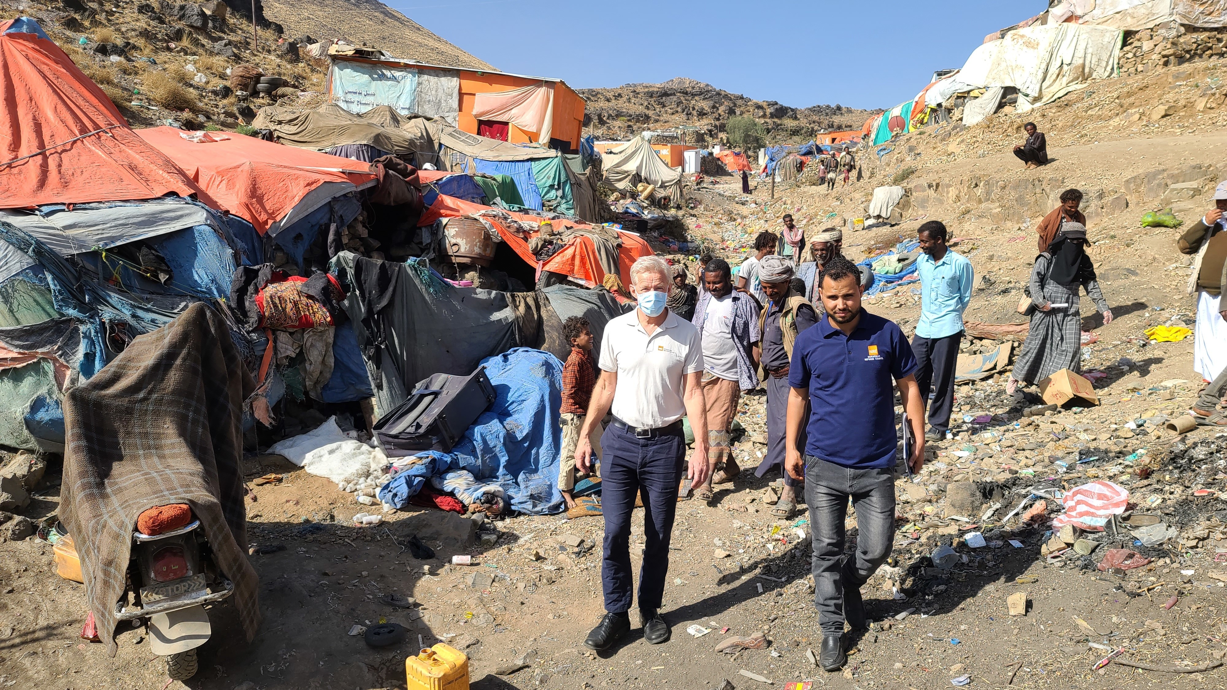 Norwegian Refugee Council Secretary-General Jan Egeland visiting displaced families in the Muhamasheen community in Amran, Yemen, on Sunday. (NRC)