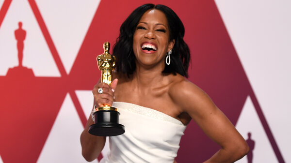 Regina King poses with her Oscar for her performance in If Beale Street Could Talk.