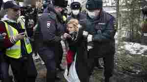 Russian Police Arrest Physicians Seeking To Treat Opposition Leader Alexei Navalny