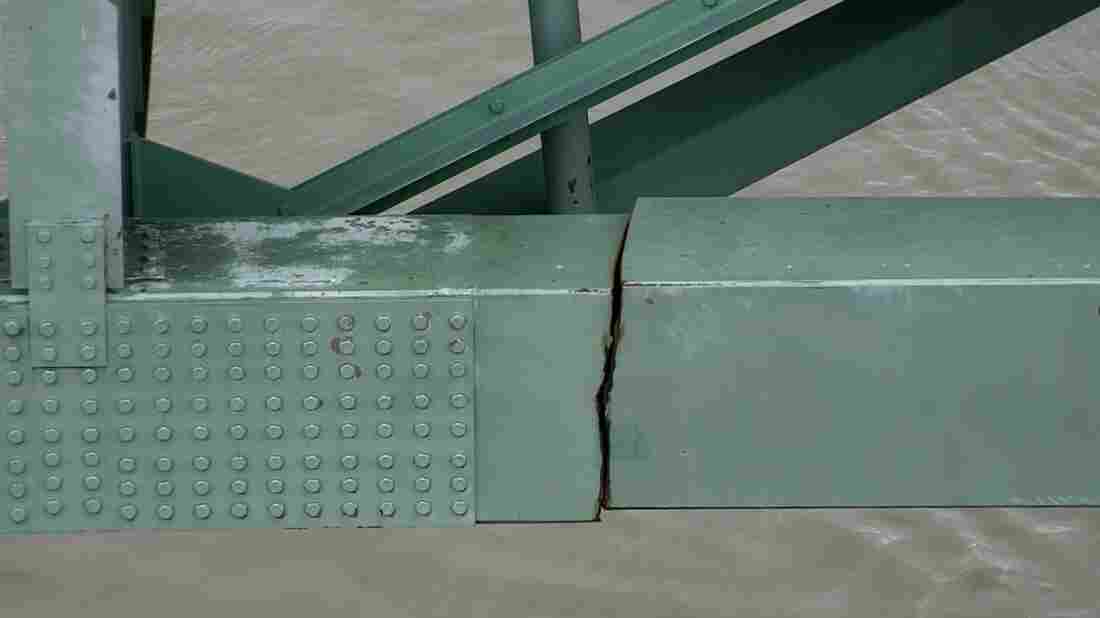 US Coast Guard Closes Mississippi River Portion After Large Bridge Crack Found