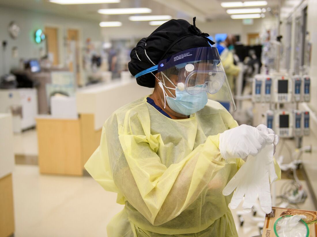 Uma enfermeira veste equipamento de proteção individual para cuidar de um paciente em uma unidade de terapia intensiva Covid-19 no Hospital Comunitário Martin Luther King Jr. em Los Angeles.