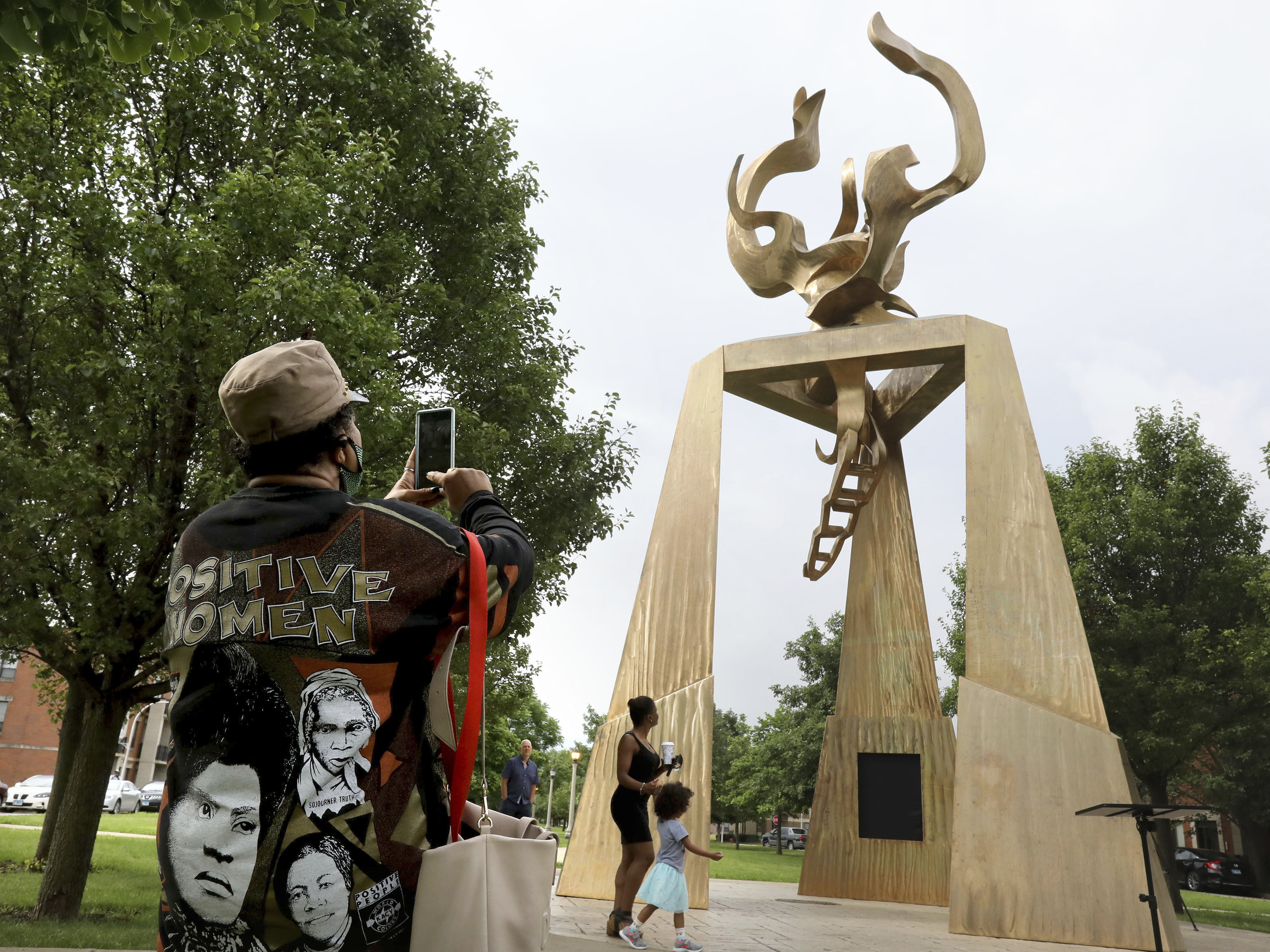 Перевернутую статую. Памятник из чего. Civil rights Monuments. Opening a Monument unveil.