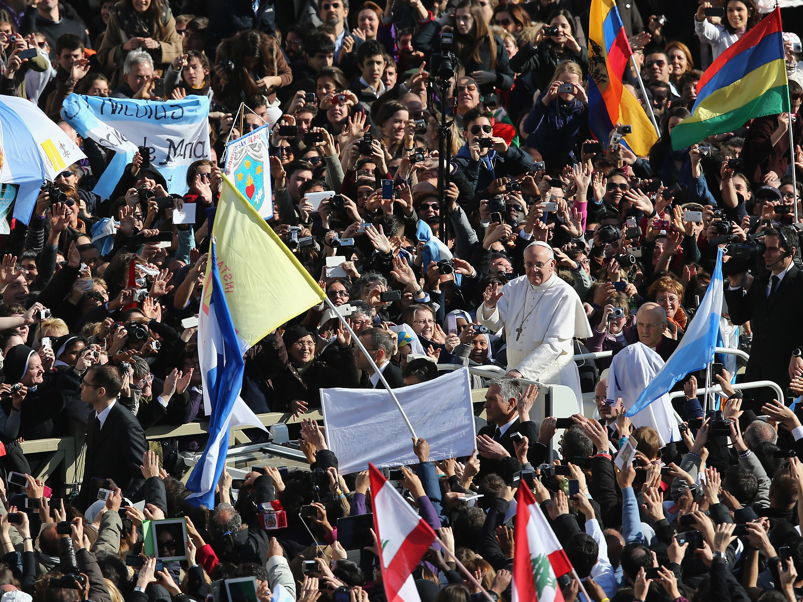 El Papa Francisco, que tendió la mano a los marginados de la sociedad, falleció a los 88 años 1 El Papa Francisco asiste a su Misa inaugural en la Plaza de San Pedro en la Ciudad del Vaticano el 19 de marzo de 2013. Muchos peregrinos y fieles llenaron la plaza y las calles circundantes para ver al ex arzobispo de Buenos Aires, Argentina, asumir oficialmente su papel como pontífice.