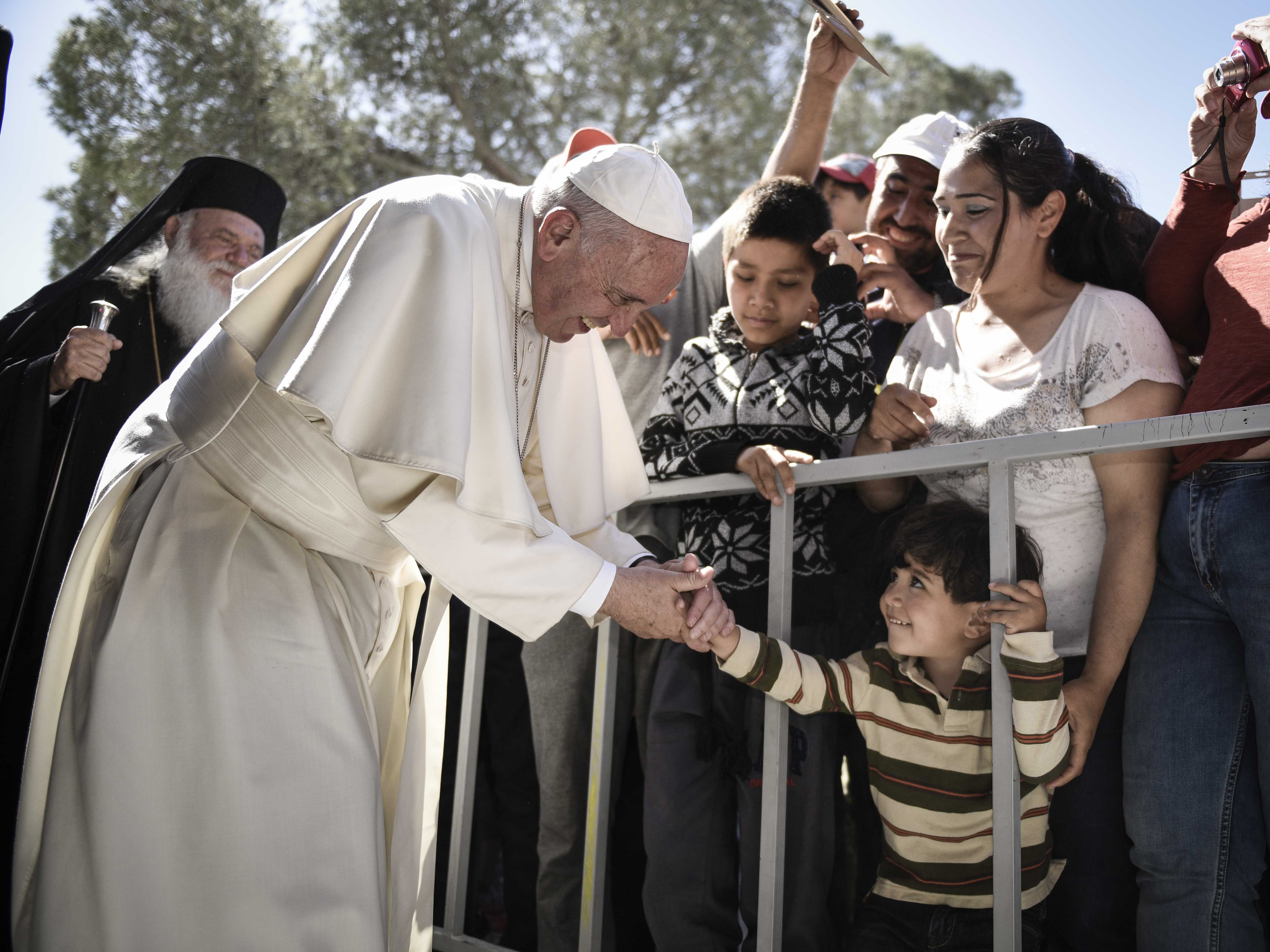 El Papa Francisco, que tendió la mano a los marginados de la sociedad, falleció a los 88 años 2 El Papa Francisco se reúne con inmigrantes en el centro de detención de Moria, cerca de Mitilene, en la isla griega de Lesbos, el 16 de abril de 2016.