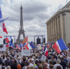 La France adopte une loi qui rend un laissez-passer sanitaire contre le coronavirus requis pour les repas et les voyages