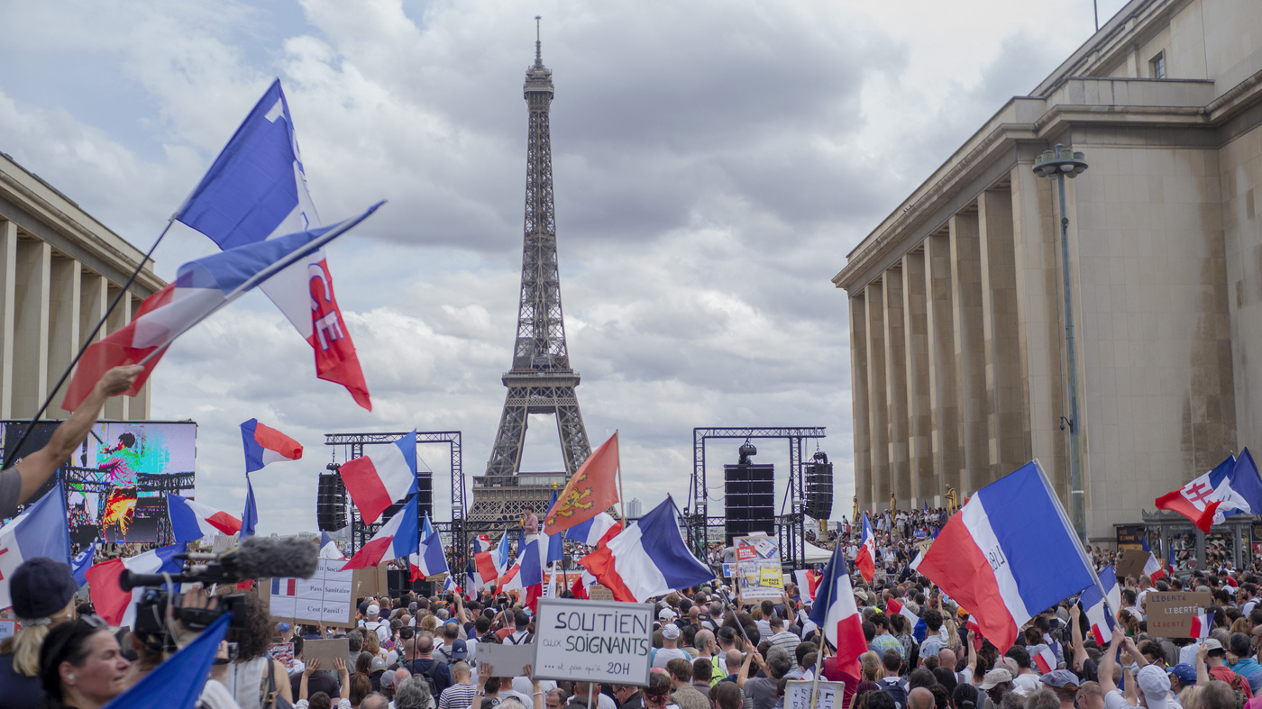 La France adopte une loi exigeant une autorisation sanitaire contre les coronavirus pour les repas et les voyages: mises à jour sur le coronavirus: NPR