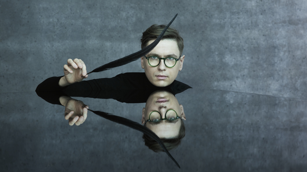 Pianist Víkingur Ólafsson sets the music of Mozart amid his peers to offer a fresh take on the master composer. (Deutsche Grammophon)