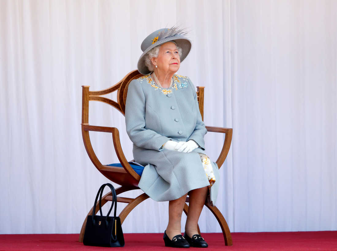 Queen Elizabeth II has been carrying this same handbag for 50 years