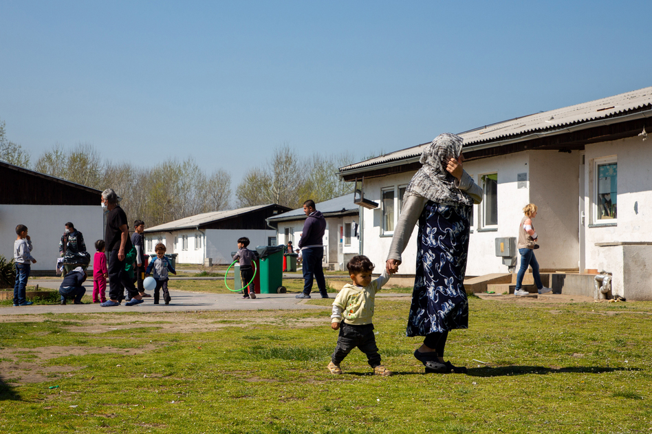 Fifty barracks are available for accommodation in the Krnjaca asylum center in Serbia, just outside the capital Belgrade. Single men live in separate housing, while families stay together. For those who decide to return home, the International Organization for Migration offers a "voluntary return and reintegration" program in the camp. (Elisa Oddone)