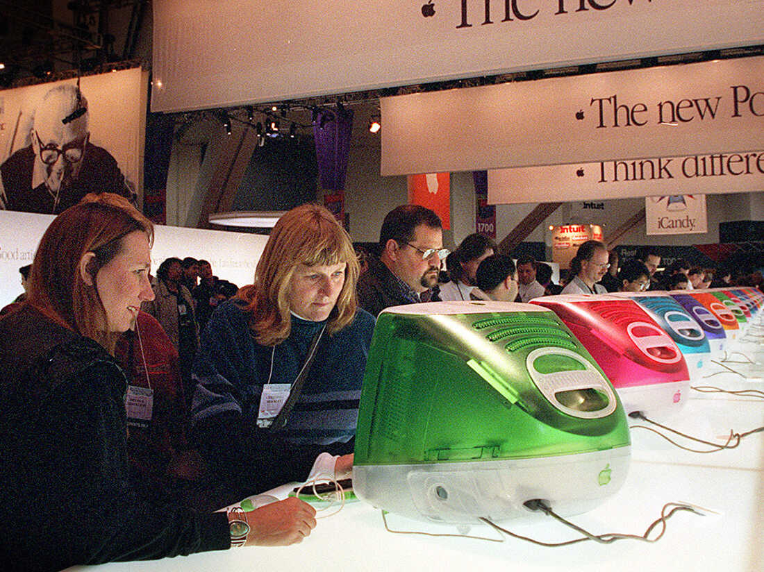 APPLE 2/C/05JAN99/BU/LH-- SAN FRANCISCO EXHIBIT/ ELETRONIC SHOW / Five collors of iMac's were on display at the Macworld Expo floor.