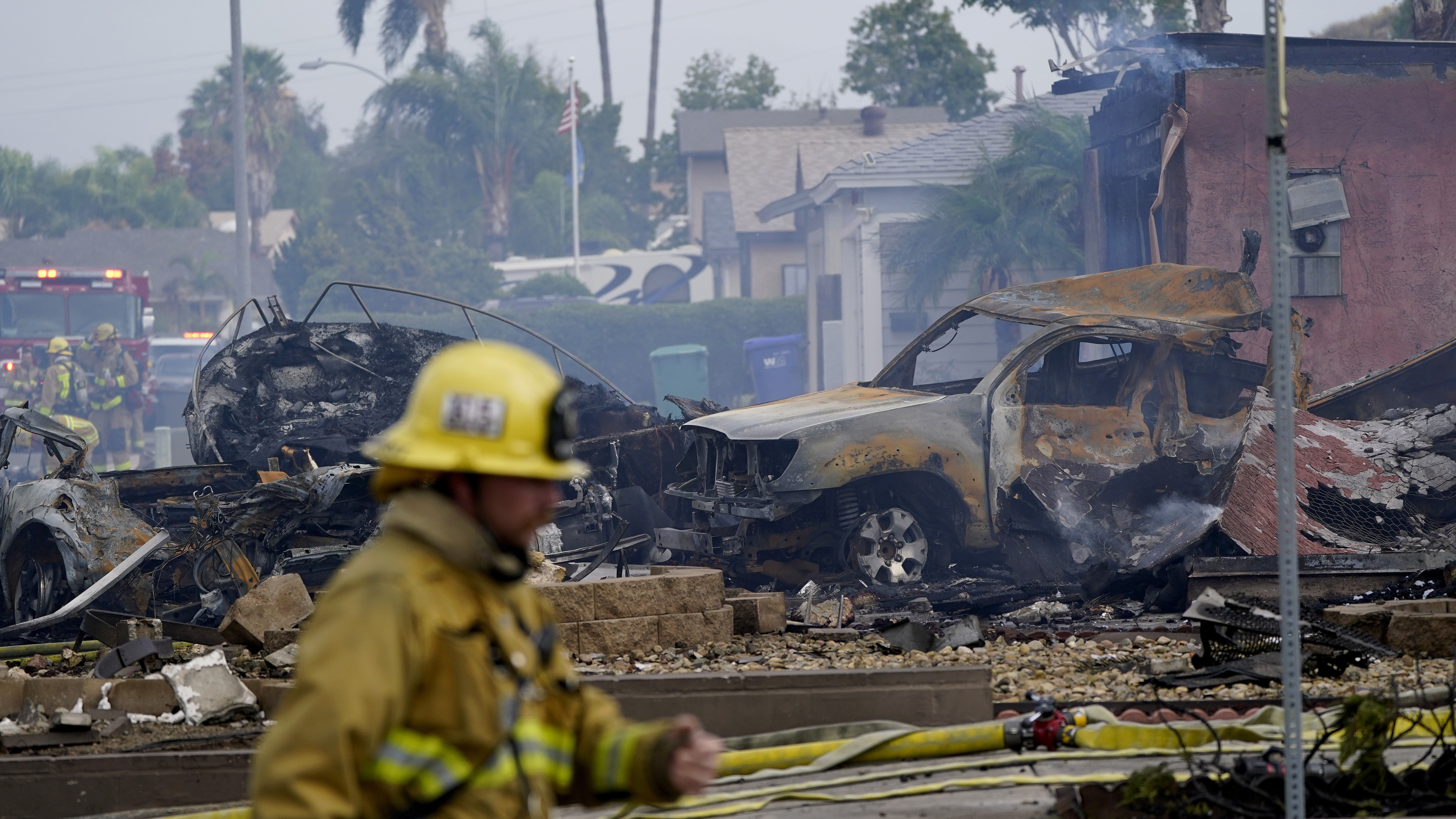Самолет упал на жилой дом. Самолёт врезался в дом. Самолёт врезался в дом. Дом горит. Крушение самолета на жилые дома в россии.