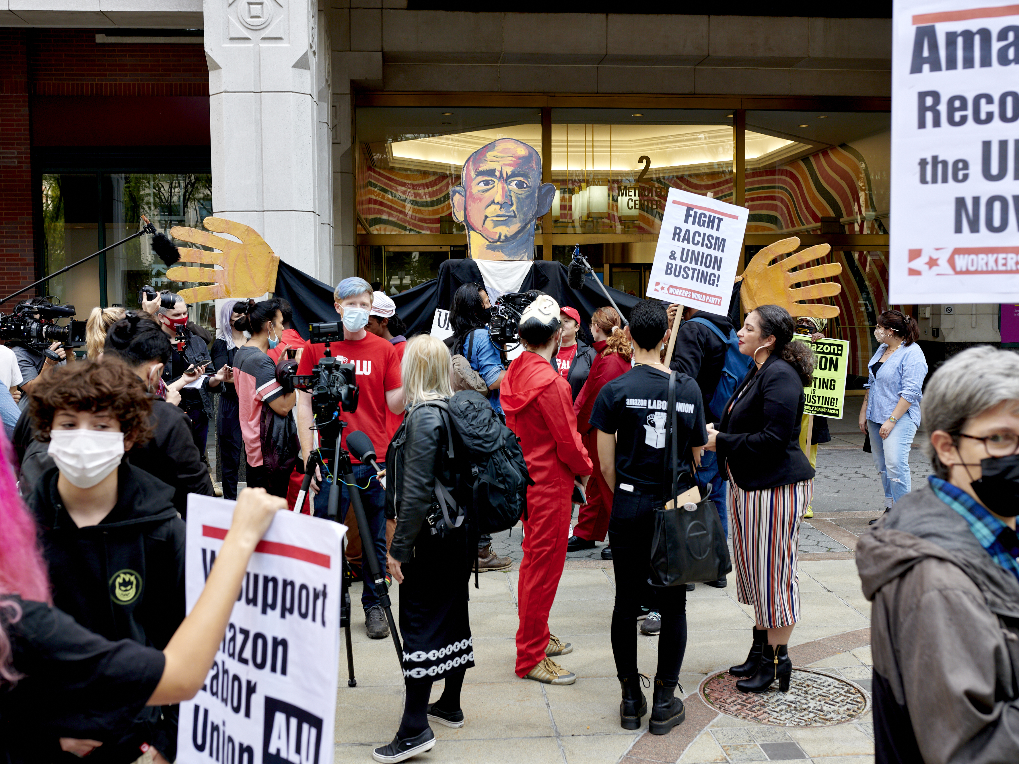 Amazon warehouse workers in New York file for a union vote - capradio.org