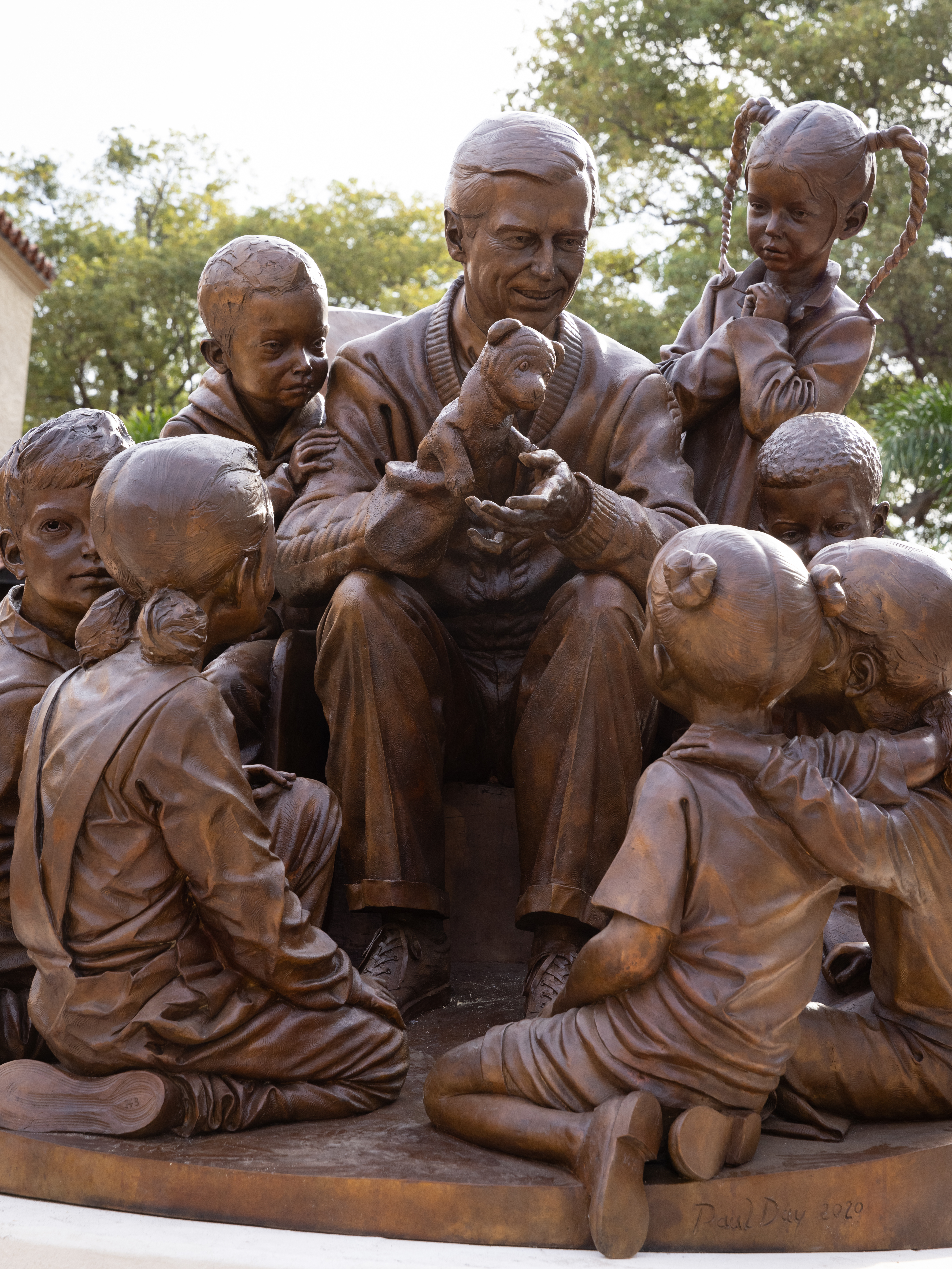 Mister Rogers is surrounded by kids in a Florida college's new statue - Vimarsana News