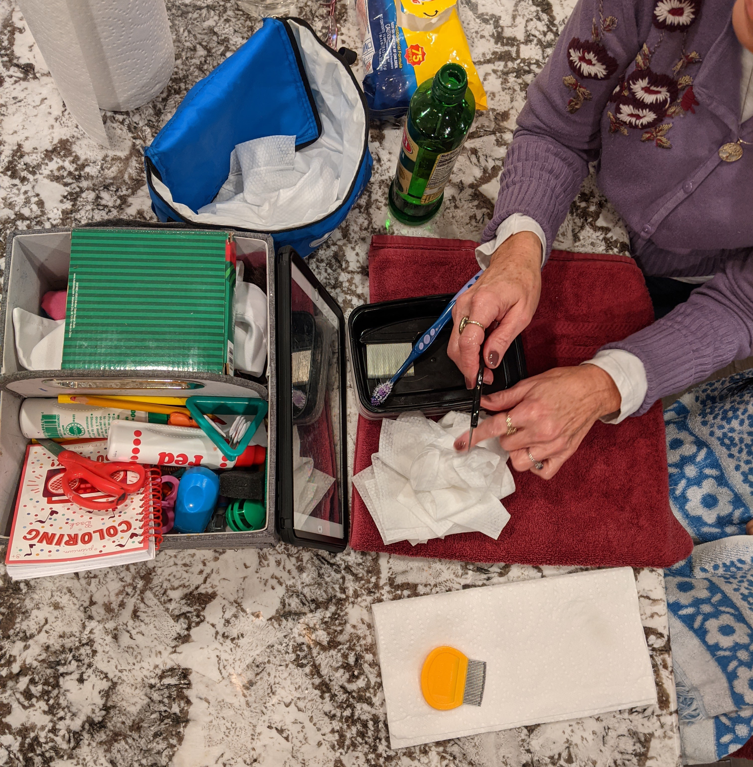 Pandemic or no, kids are still getting — and spreading — head lice 1 Professional delouser Linda Holmes' tools of choice for nitpicking her customers' heads are extra-virgin olive oil and a set of fine-toothed combs. Other methods involve tools that run the gamut from special gels to devices that heat the head at a temperature thought to kill louse eggs.