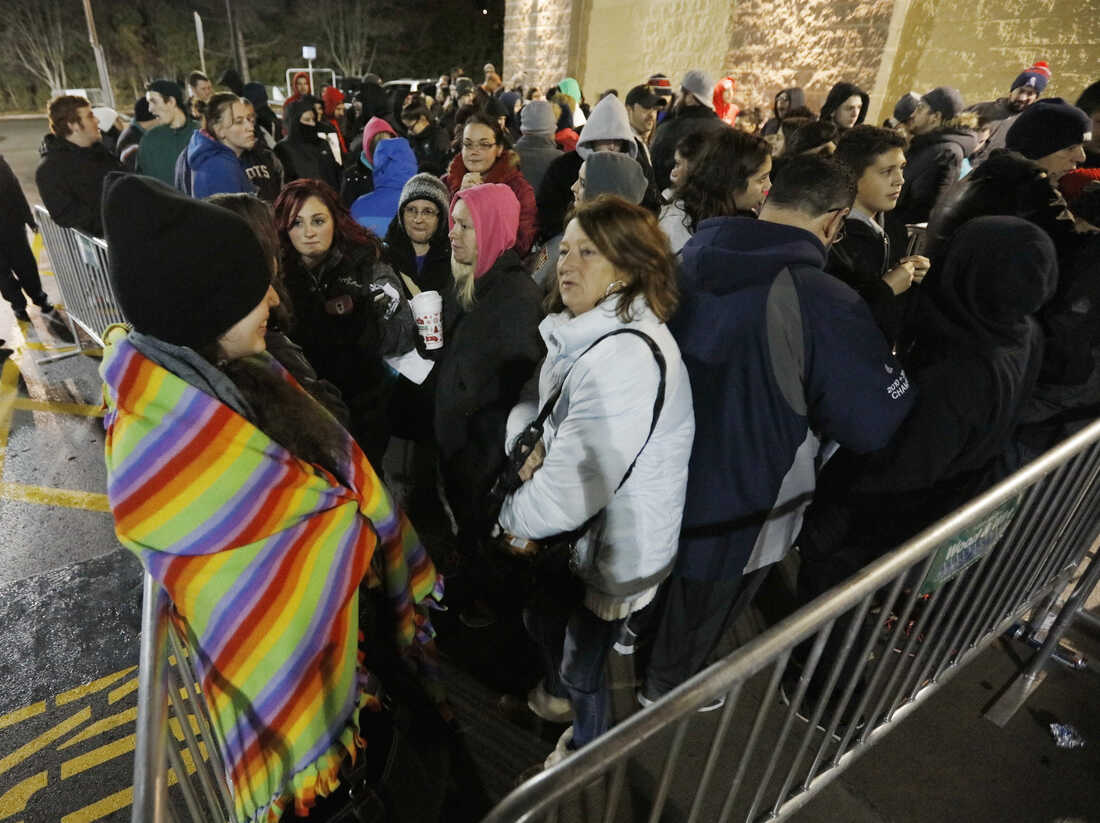 Denver Black Friday shoppers crowd malls