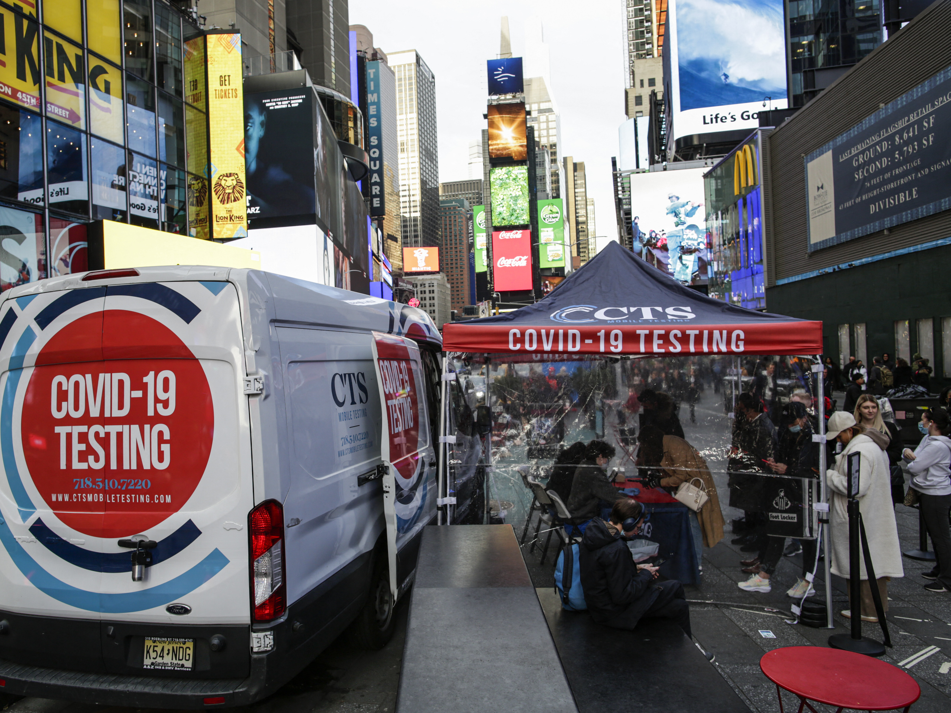 The arrival of the omicron variant in New York City has resulted in a rise in cases and the return of long lines for COVID testing. It has many people comparing this December to March 2020 when the pandemic began. (AFP via Getty Images)