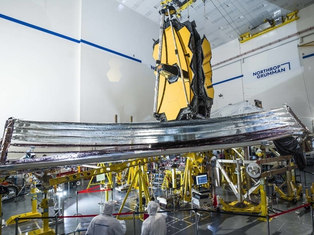 El telescopio espacial James Webb de la NASA termina de desplegar su parasol en medio de los vítores