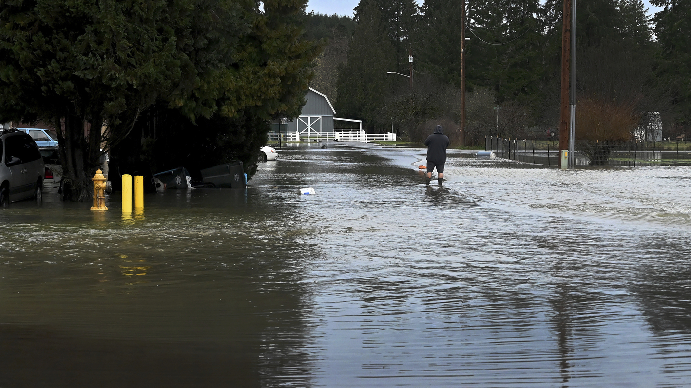 Storm causes flooding and landslides and shuts roads in Washington and