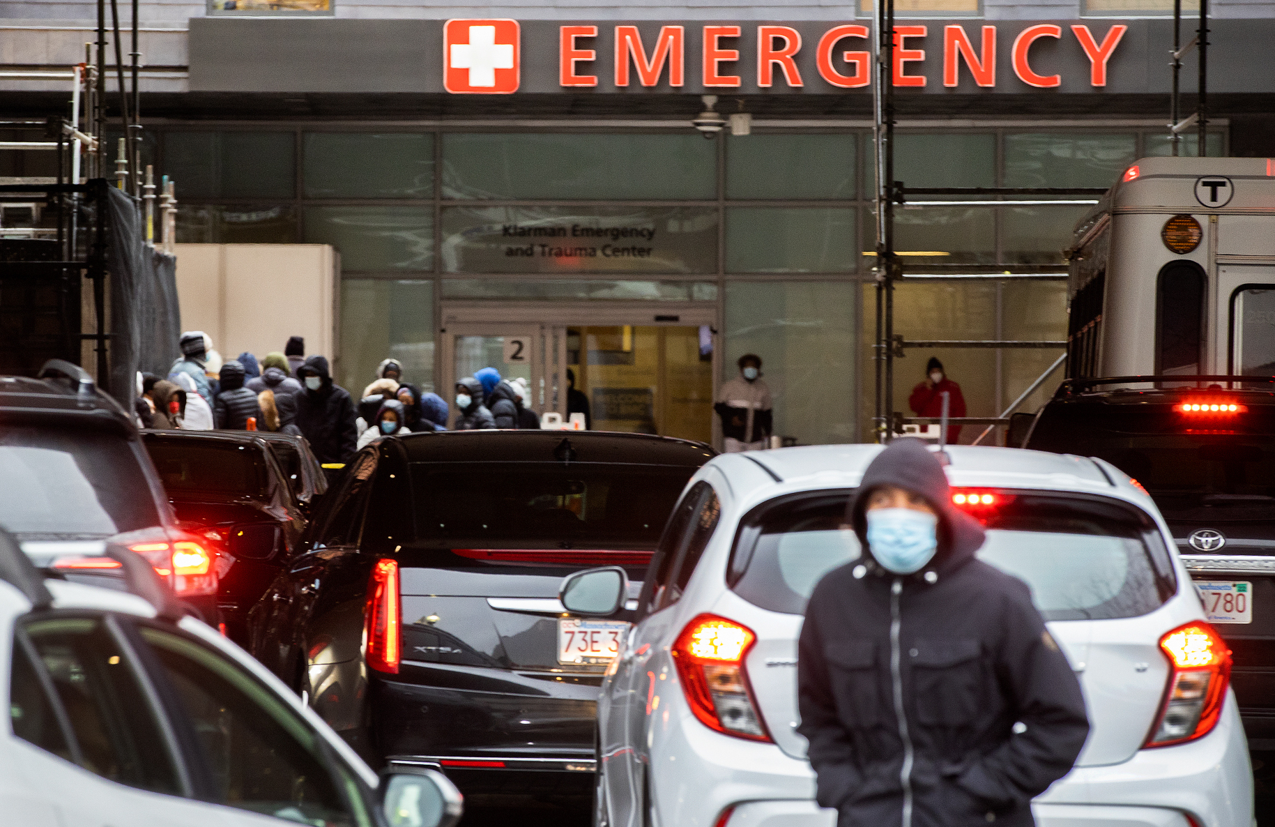 People and cars line up outside Boston Medical Center near the emergency room, where COVID-19 testing was taking place, on Jan. 3. (Stan Grossfeld/Boston Globe via Getty Images)
