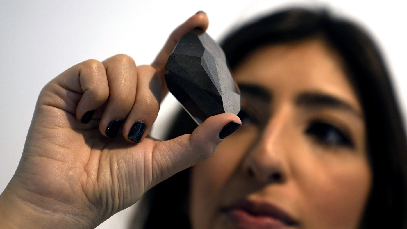 Se cree que el diamante negro de 555,55 quilates proviene del espacio exterior: NPR