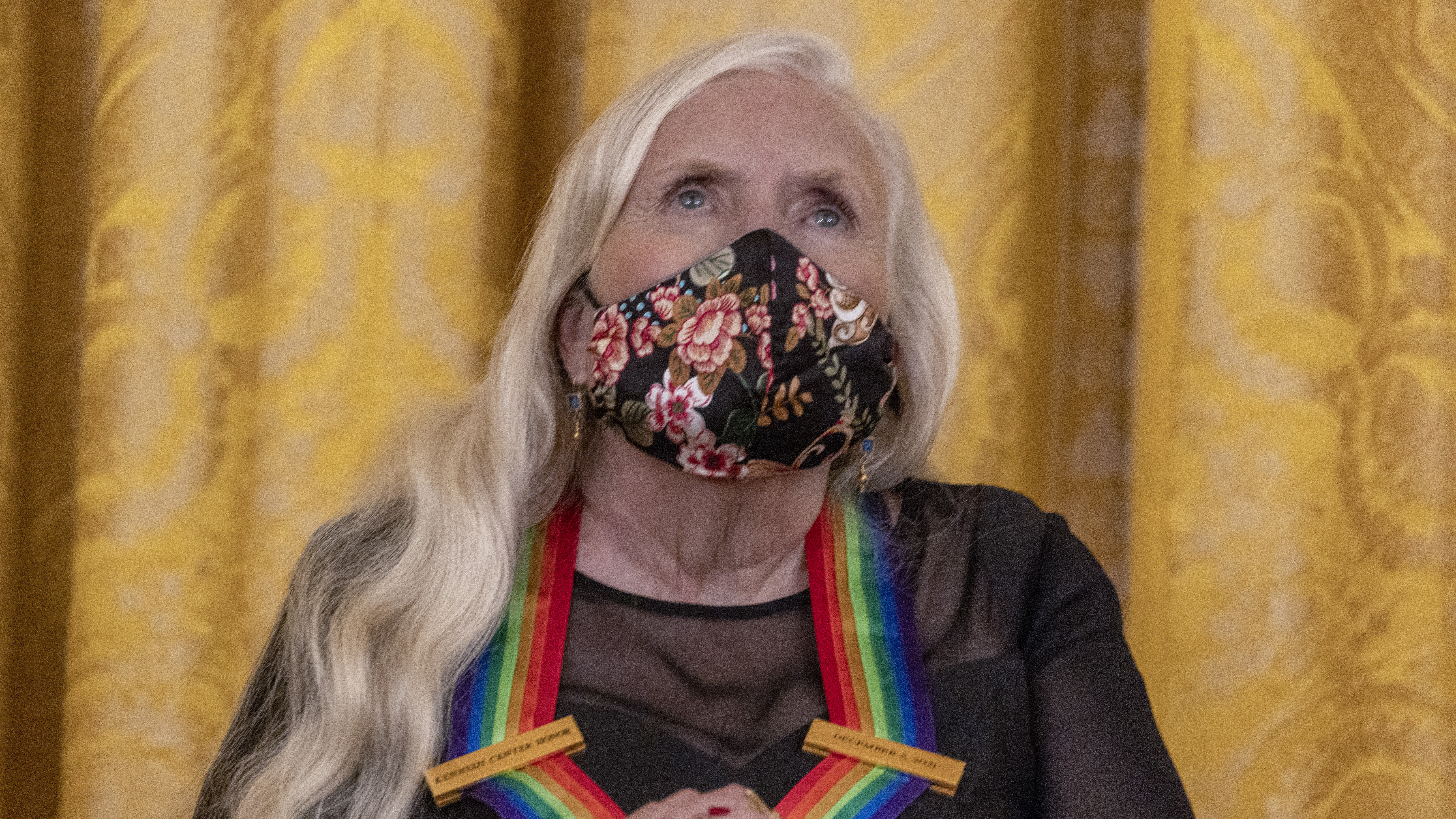 Singer Joni Mitchell announced on Friday that she will pull her music from Spotify in solidarity with Neil Young.