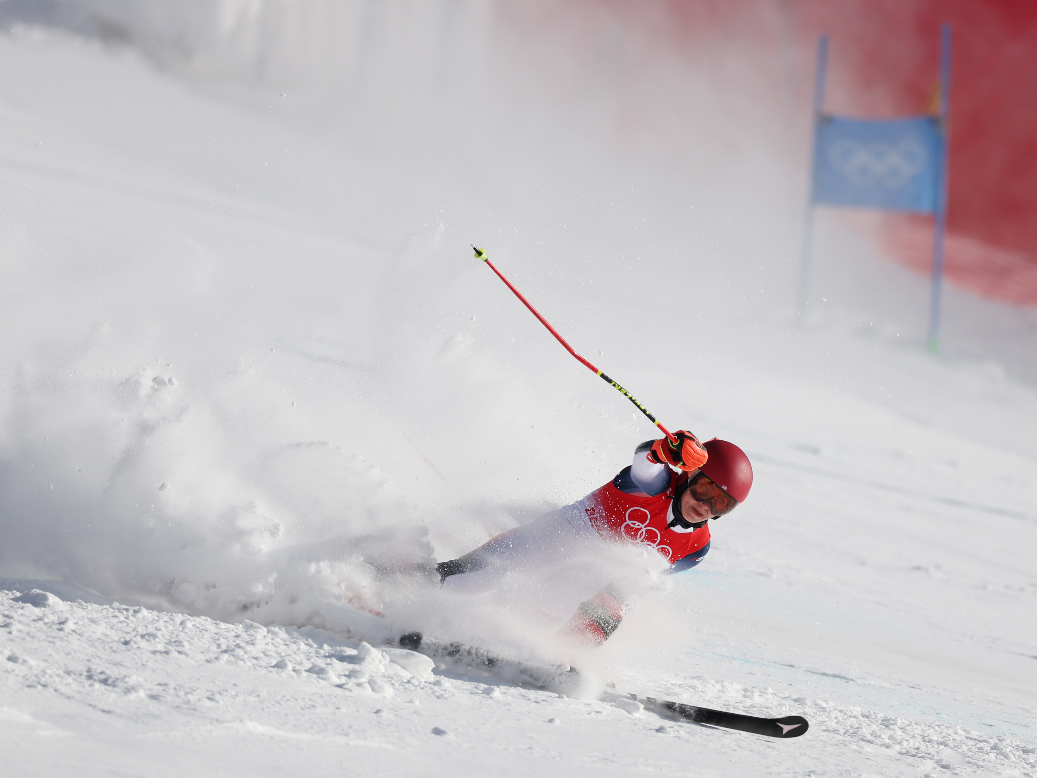 Mikaela Shiffrin falls during the women's giant slalom on day three of the Beijing 2022 Winter Olympic Games. (Getty Images)