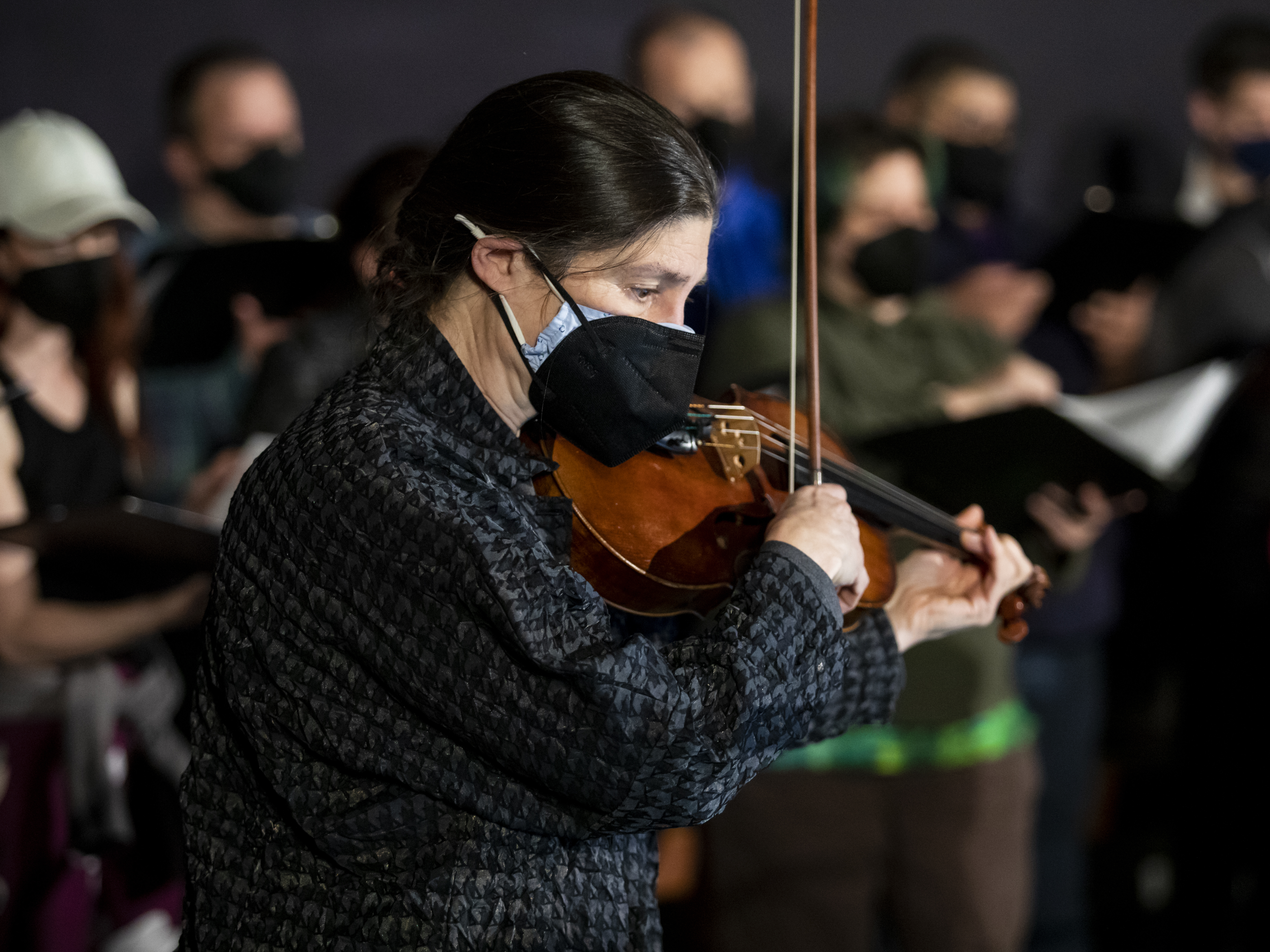 Violist Kim Kashkashian and the Houston Chamber Choir rehearse Monochromatic Light (Afterlife).