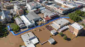 Thousands evacuate worst Australian floods in decades