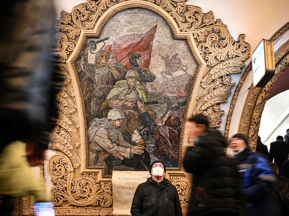 A mosaic panel depicts the liberation of Kyiv by Russia's Red Army in 1943 at Kievskaya metro station in Moscow. (AFP via Getty Images)