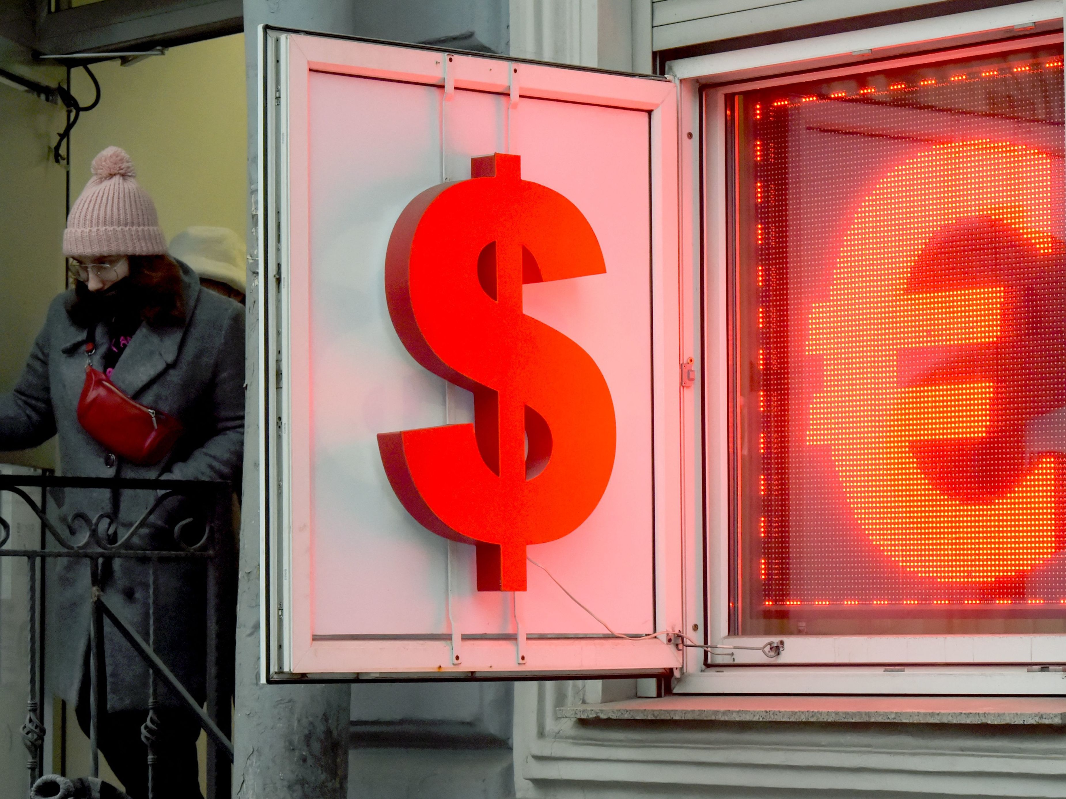 Russia's credit rating is cut to junk, and the dollar hits a new high