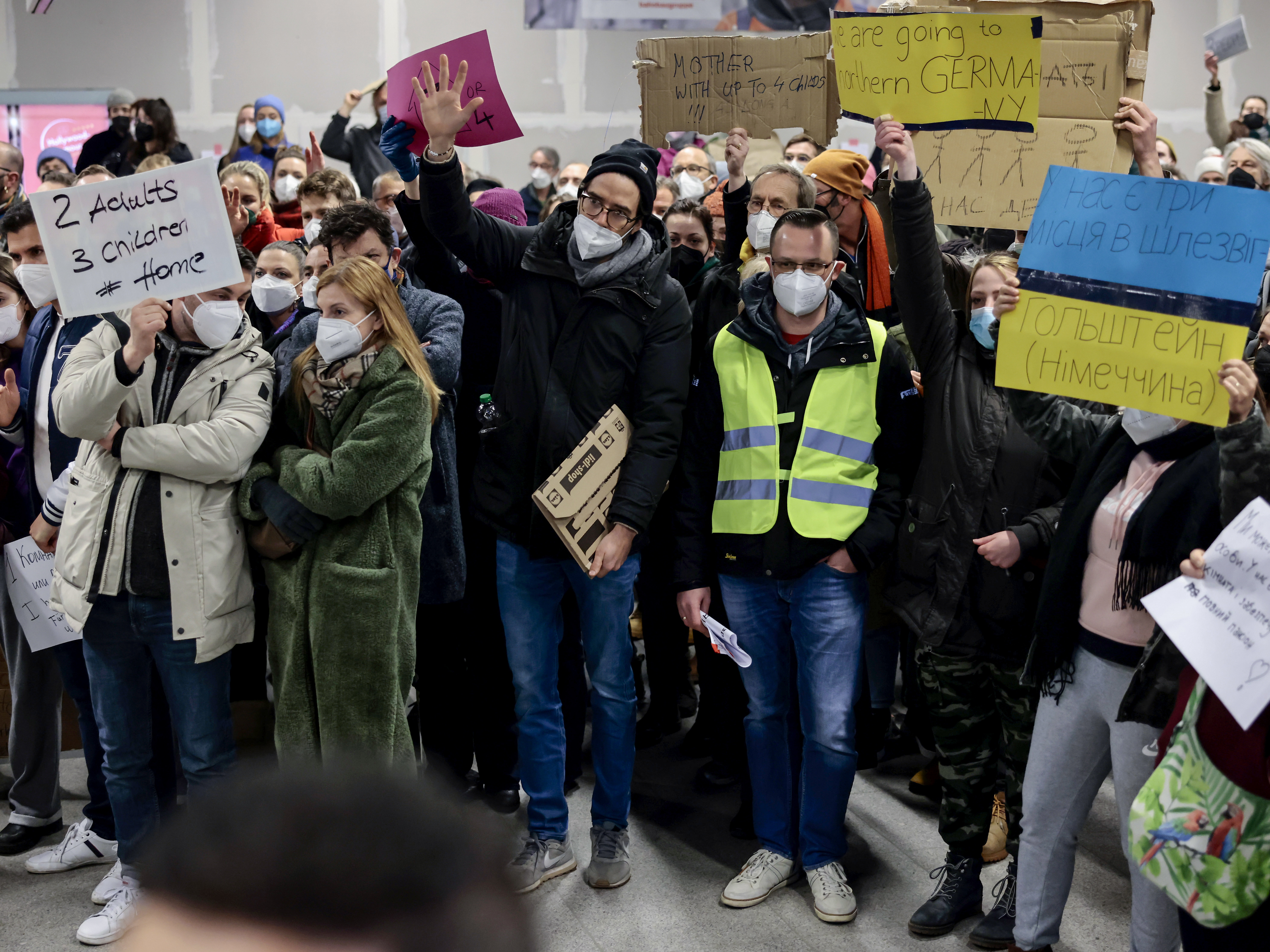 People fleeing the Russian invasion in Ukraine and volunteers to help them fill the Hauptbahnhof main railway station on Wednesday in Berlin. (Getty Images)