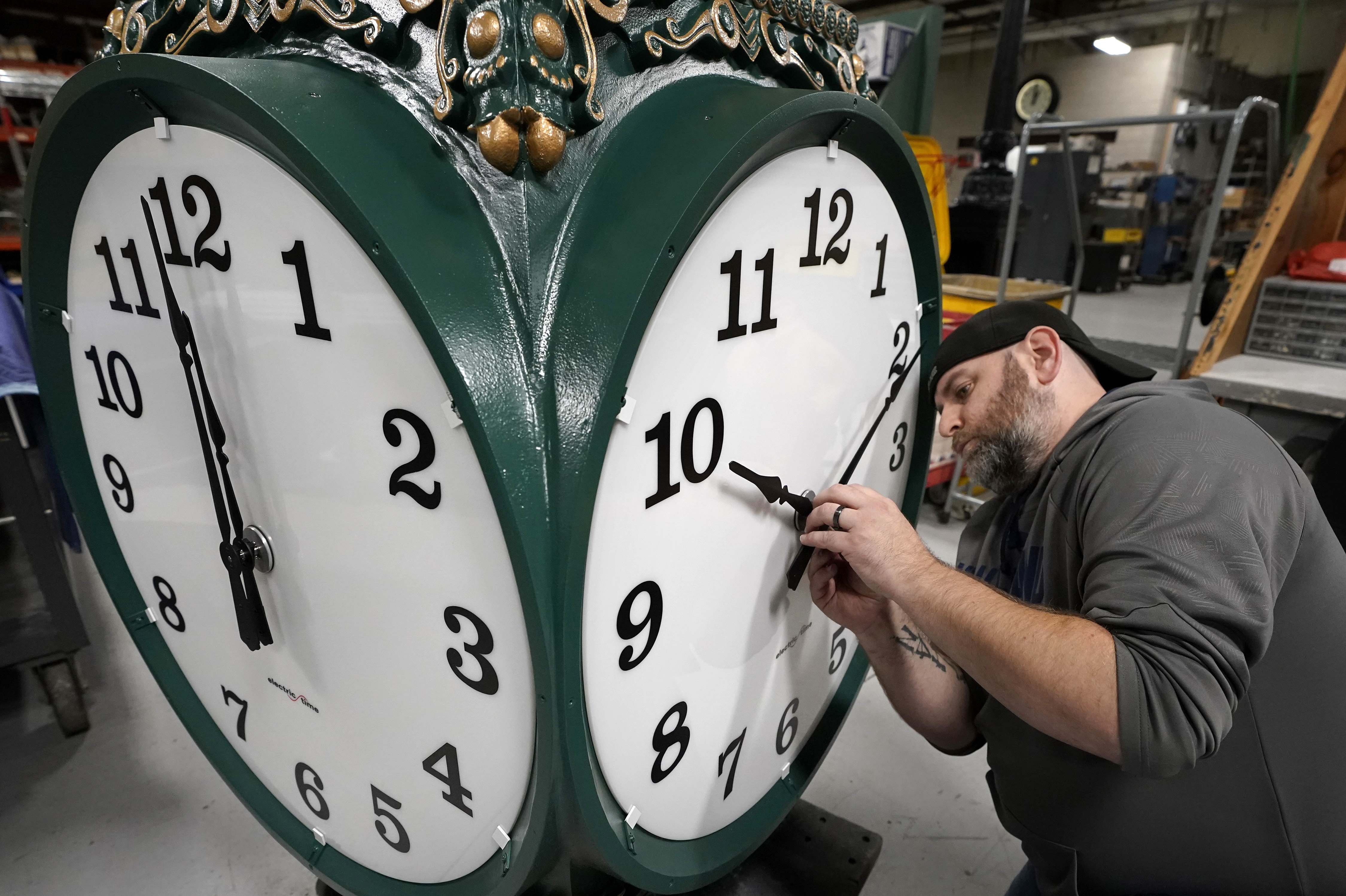 End of US daylight savings time 2023: When do the clocks 'fall