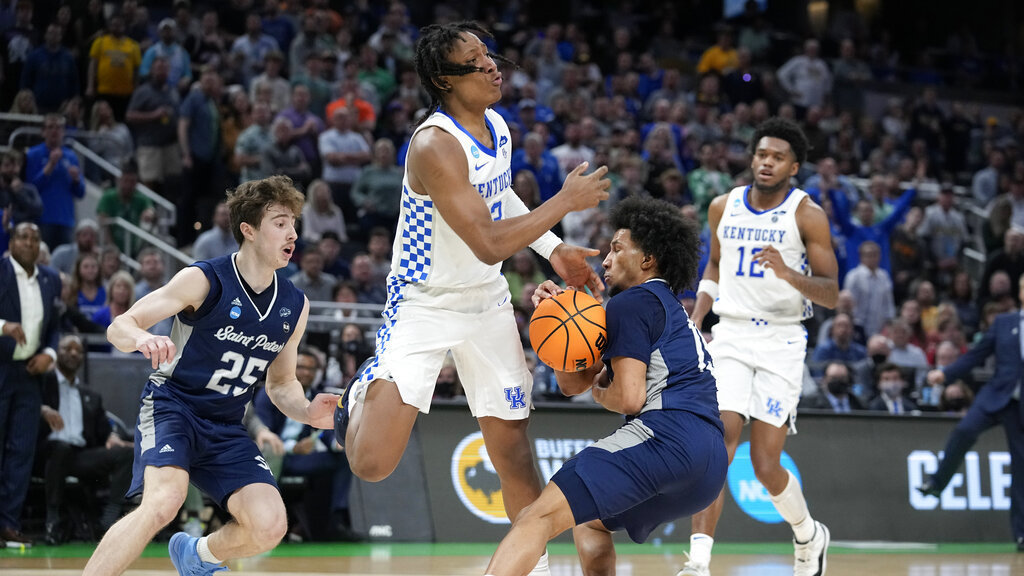 Saint Peter's guard Matthew Lee, right, steals the all from Kentucky guard TyTy Washington Jr. (3) during overtime in a college basketball game in the first round of the NCAA tournament, Thursday, March 17, 2022, in Indianapolis. (AP Photo/Darron Cummings)