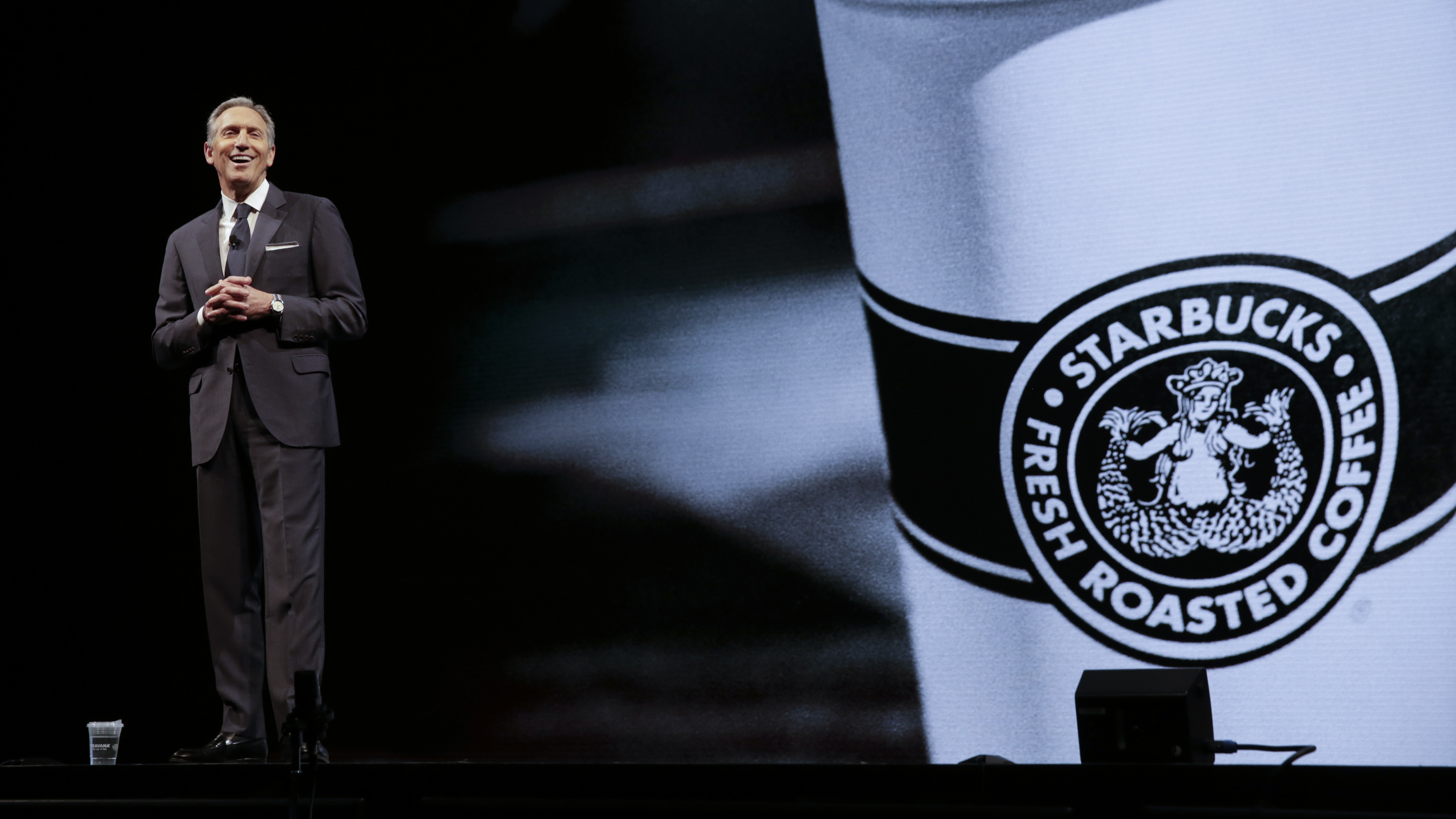 Howard Schultz está de vuelta en Starbucks mientras los baristas exigen sindicatos: NPR