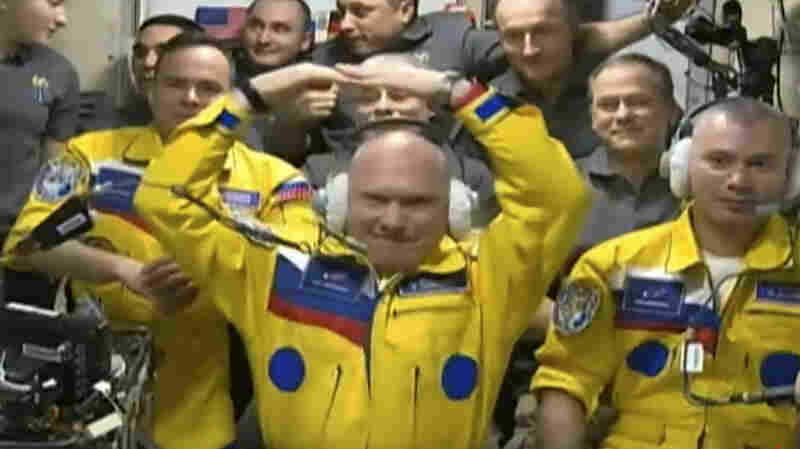 No, Russian cosmonauts were not making a pro-Ukraine statement with their spacesuits