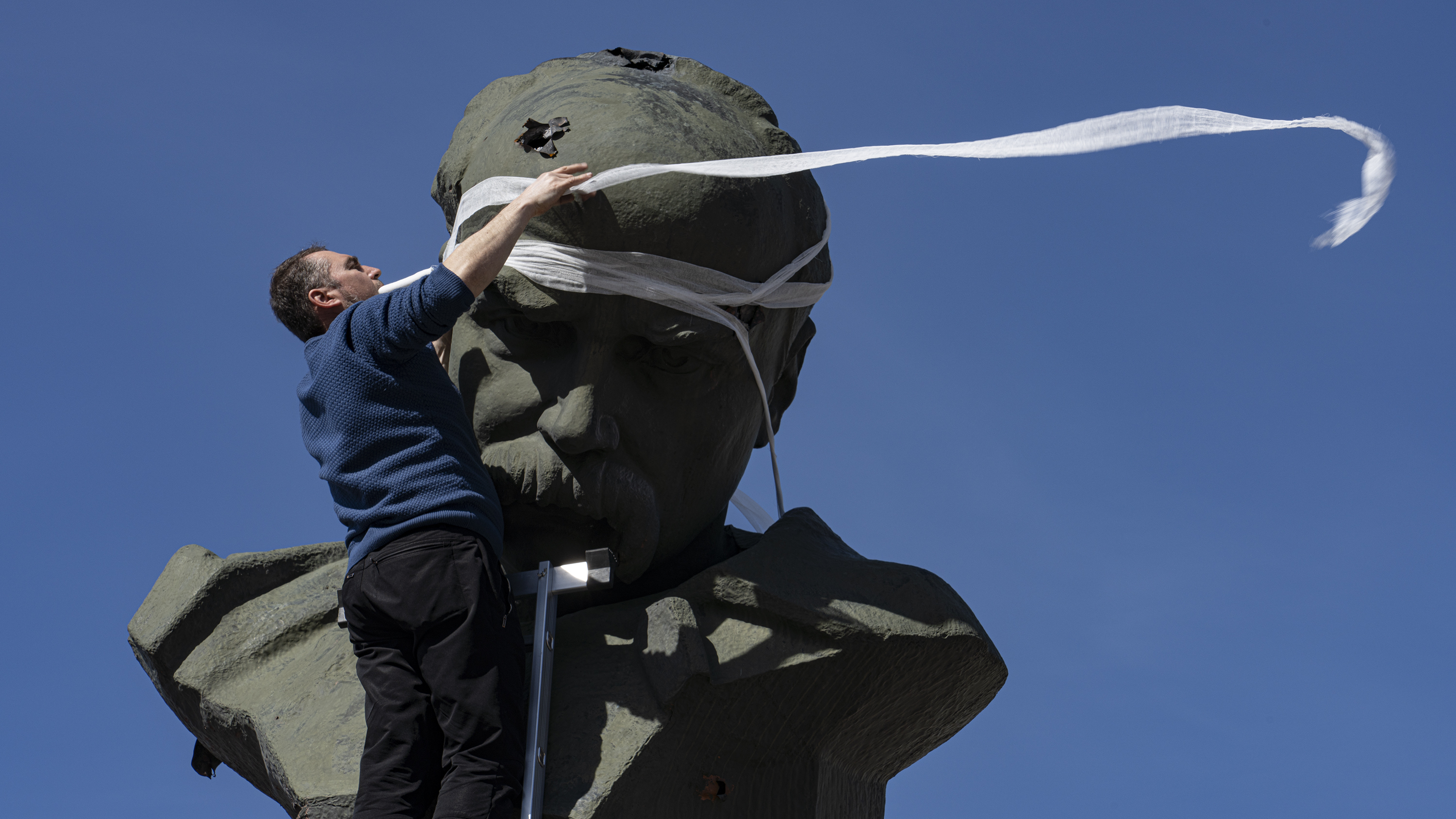 This is what a Ukraine city looks like after Russian troops withdraw This is what a Ukraine city looks like after Russian troops withdraw
