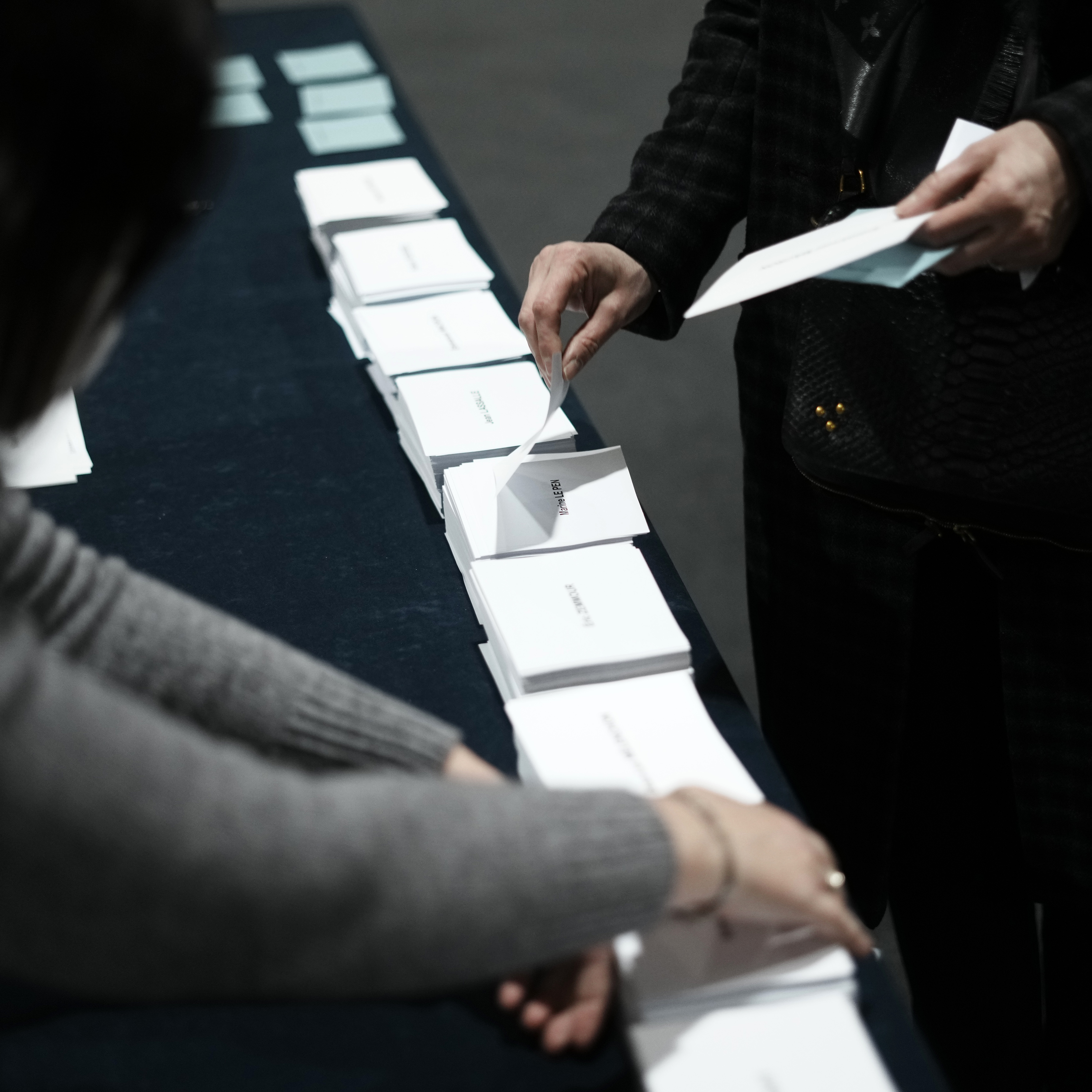 フランス大統領選挙、マクロン氏とルペン氏が決選投票へ