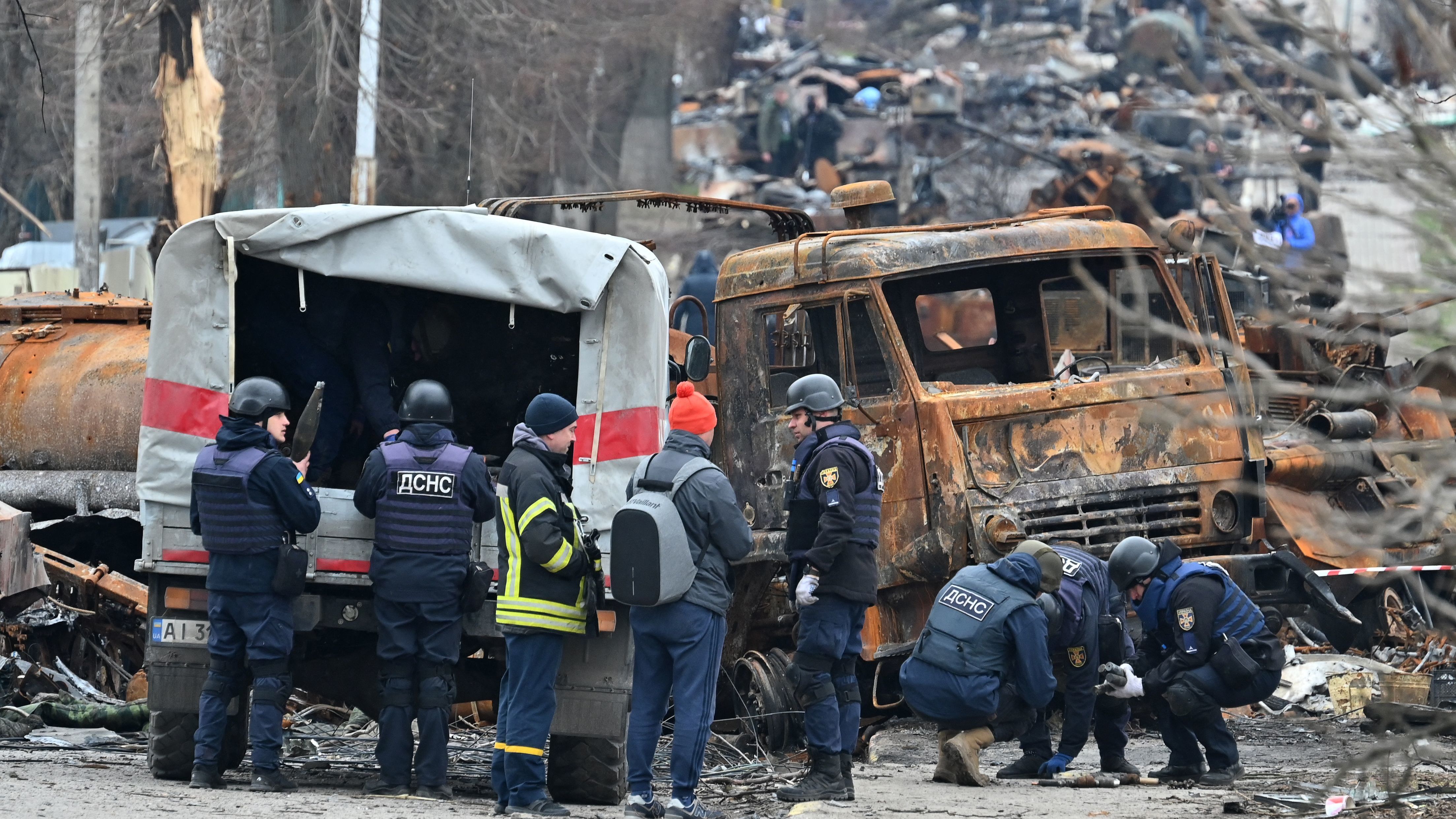 Zelenskyy accuses Russians of leaving thousands of land mines in the Kyiv area