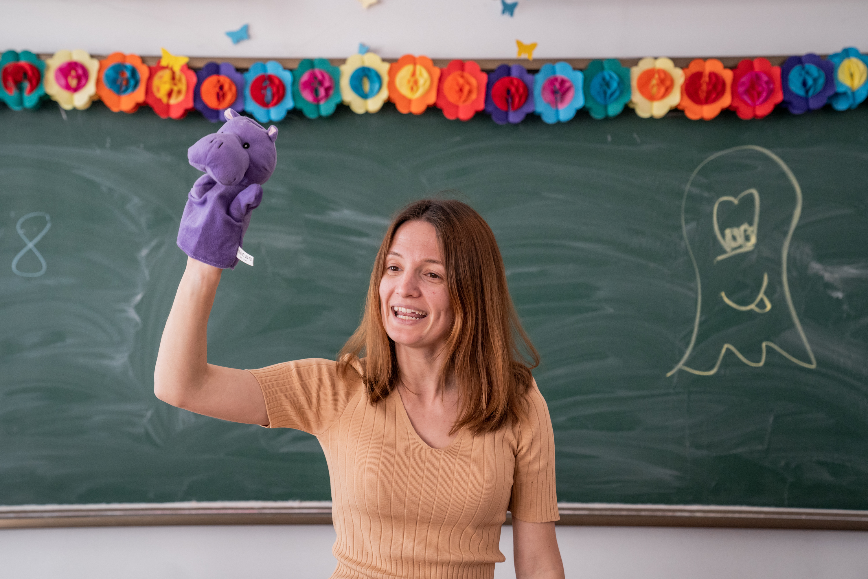 A teacher set up a school for Ukrainian refugee children in Romania 2 Anastasiia Konovalova teaches an English class to Ukrainian children in Bucharest. There are 227 students age 4 to 11 — with 600 more on the waiting list.