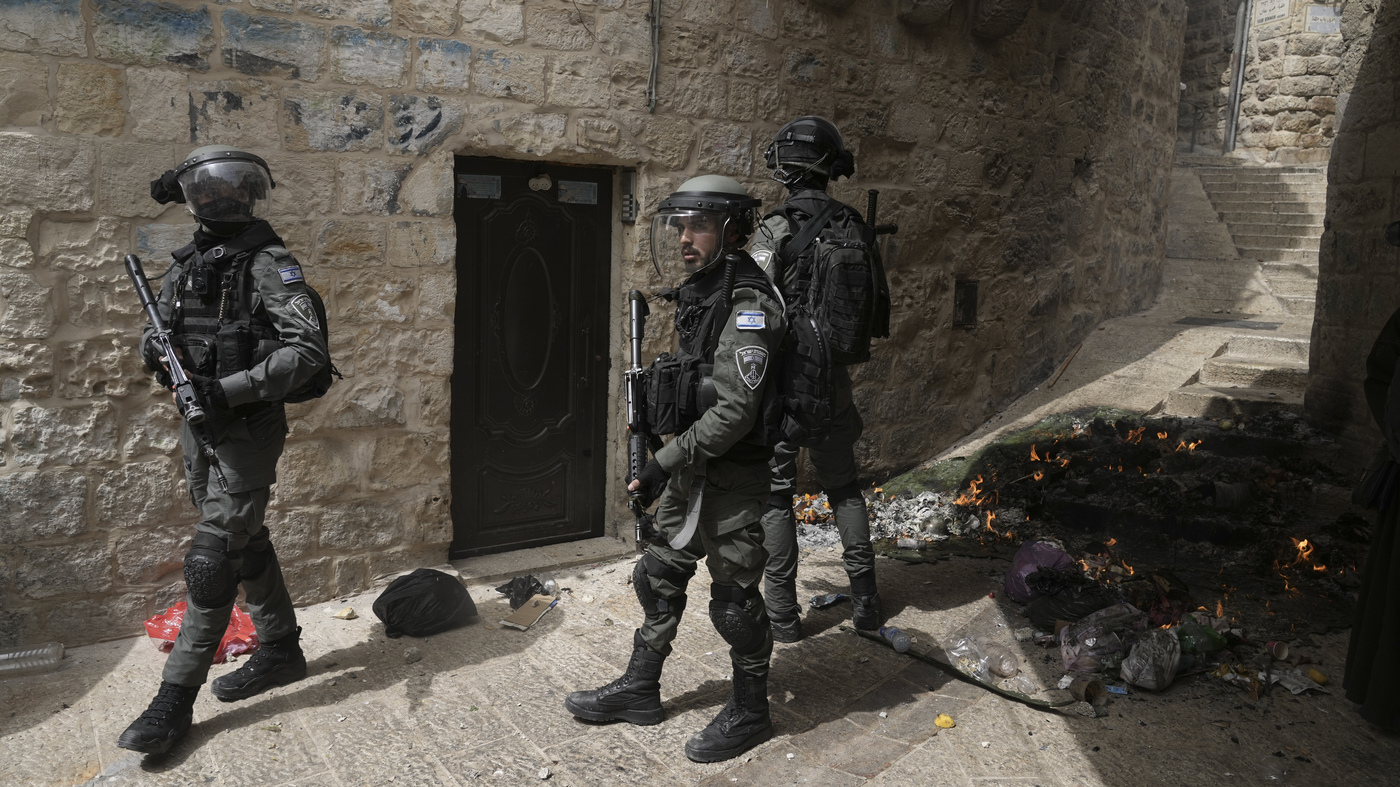 Clashes erupt again near the Al-Aqsa Mosque in Jerusalem