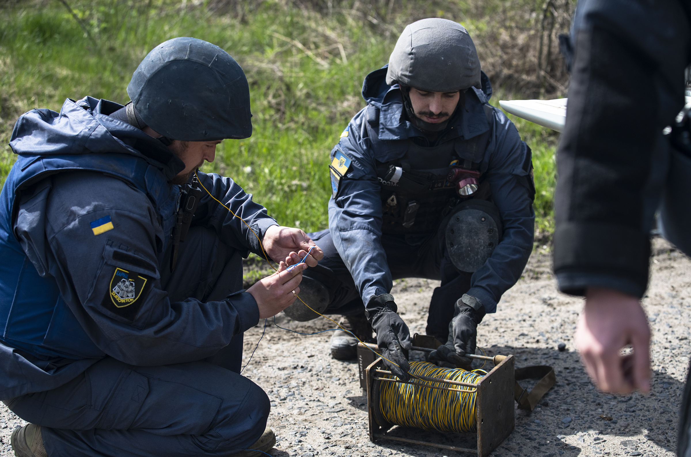 See how Kharkiv's bomb squad neutralizes cluster bombs in Ukraine 2 Kharkiv EOD technicians wire the blasting cap to the firing line in preparation for detonating the first mines.