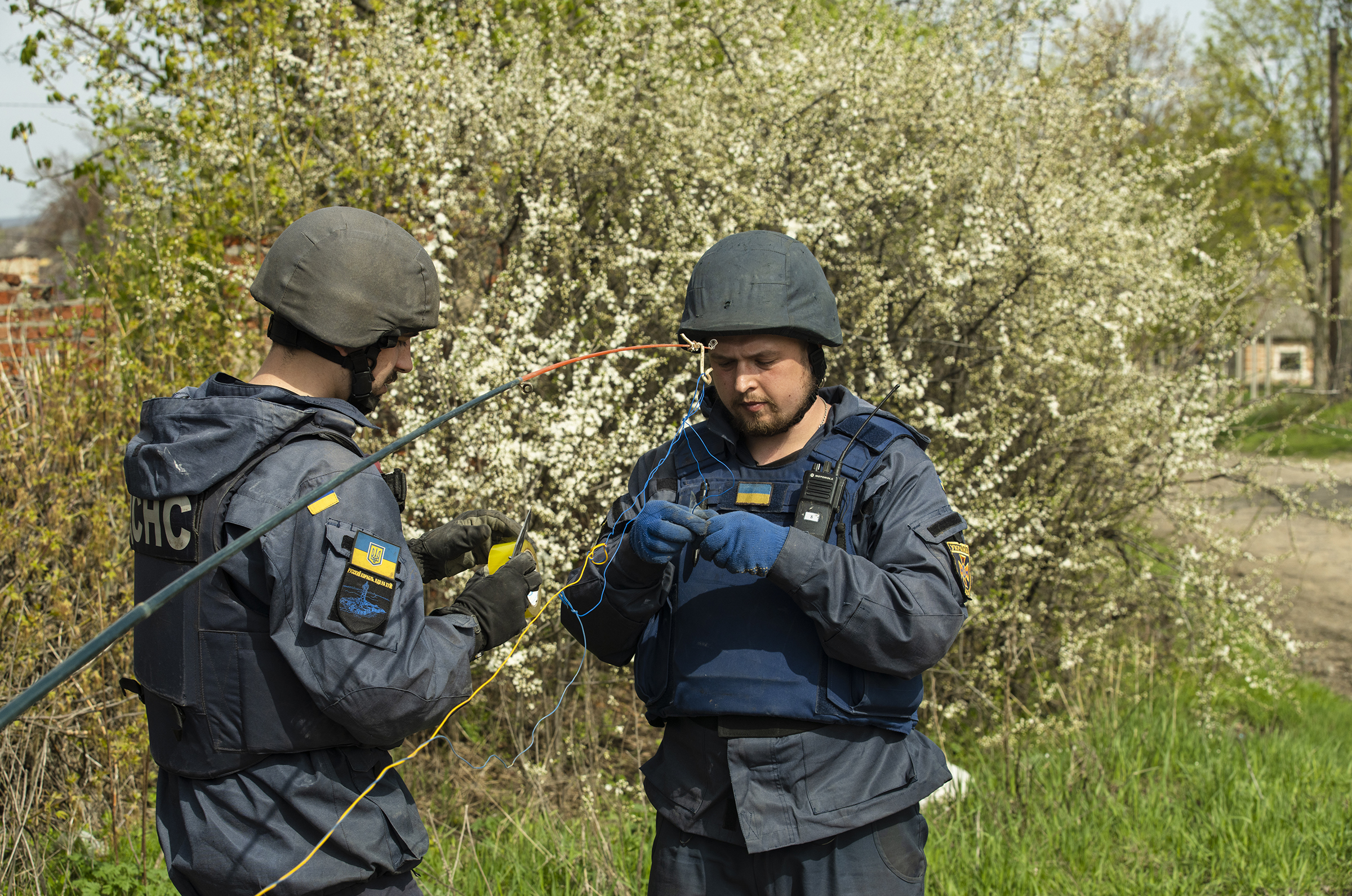 See how Kharkiv's bomb squad neutralizes cluster bombs in Ukraine 4 Kharkiv EOD technician Maksim affixes a C-4 charge to its firing point in preparation for detonating the first of the mines.