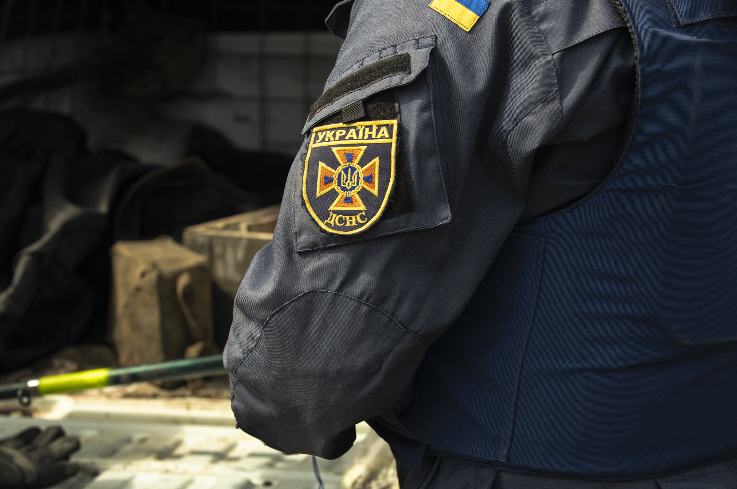 See how Kharkiv's bomb squad neutralizes cluster bombs in Ukraine 5 Maksim's State Emergency Service patch can be seen as he prepares to detonate another unexploded timed mine.