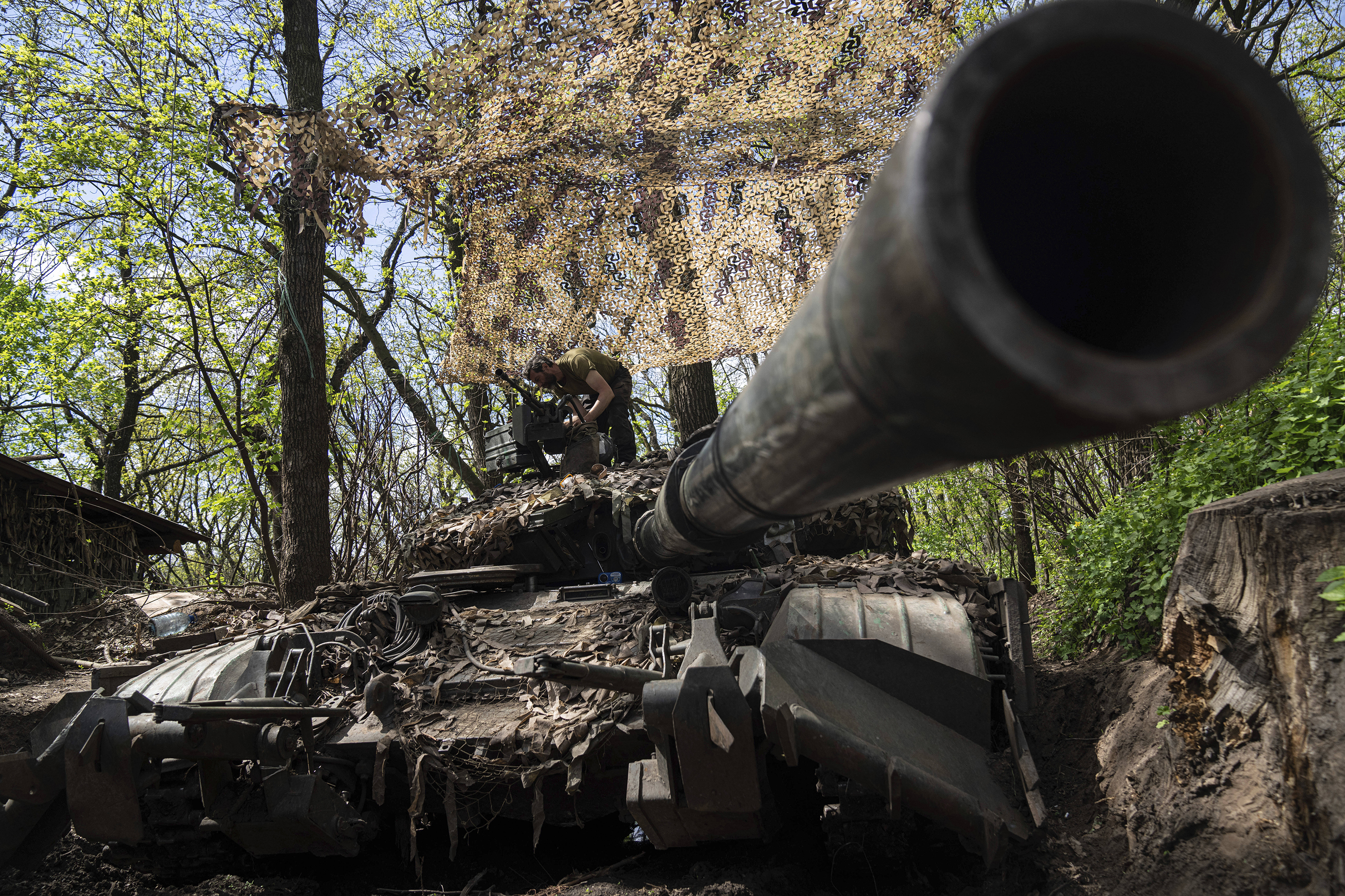 April 27: Ukrainian servicemen install a machine gun on a tank during repairs after fighting Russian forces in the country's Donetsk Oblast in eastern Ukraine.