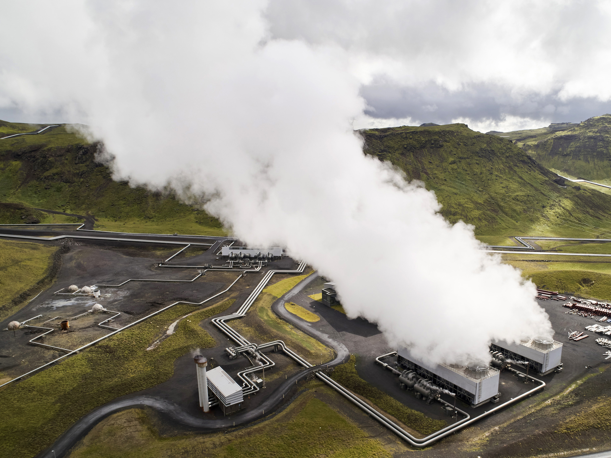 Vacuuming carbon from the air could help stop climate change. Not everyone agrees