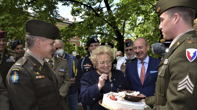 U.S. soldiers 'return' cake to Italian woman for 90th birthday