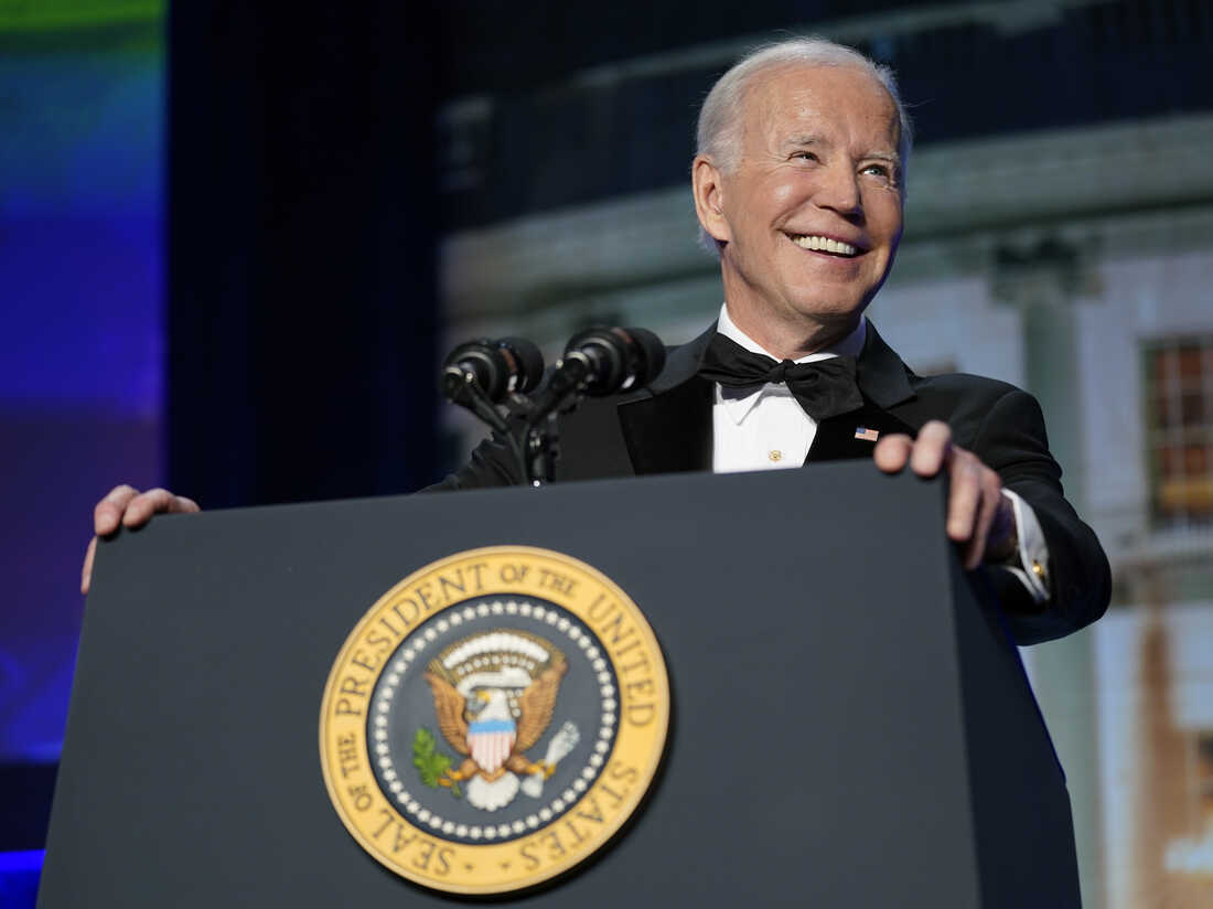 El presidente Biden se burla de Trump en la cena de corresponsales de la Casa Blanca: NPR