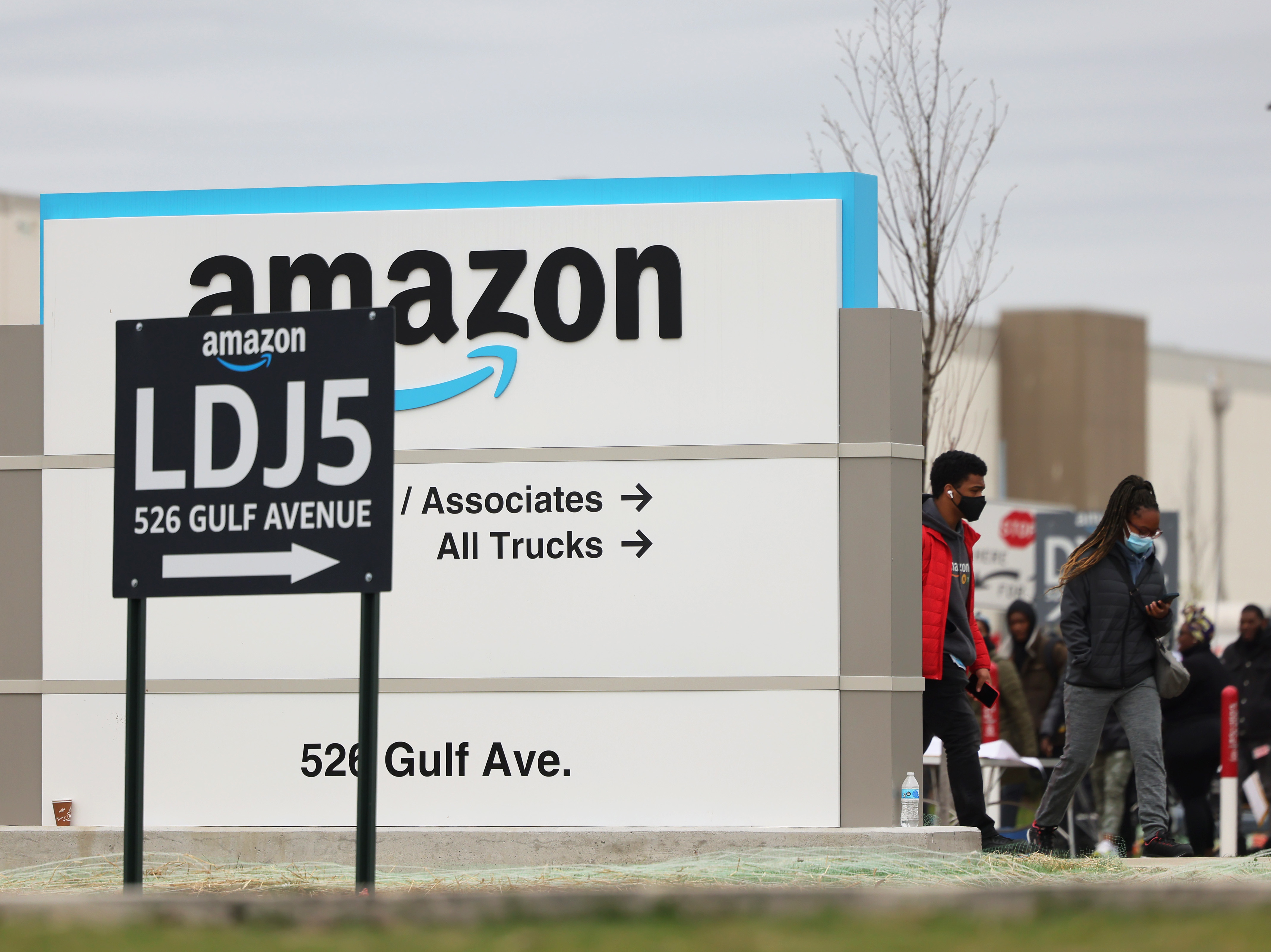 Workers walk toward an Amazon warehouse on Staten Island, New York, on April 25, 2022. It's the second Amazon facility on Staten Island to vote on whether to join the Amazon Labor Union. (Getty Images)