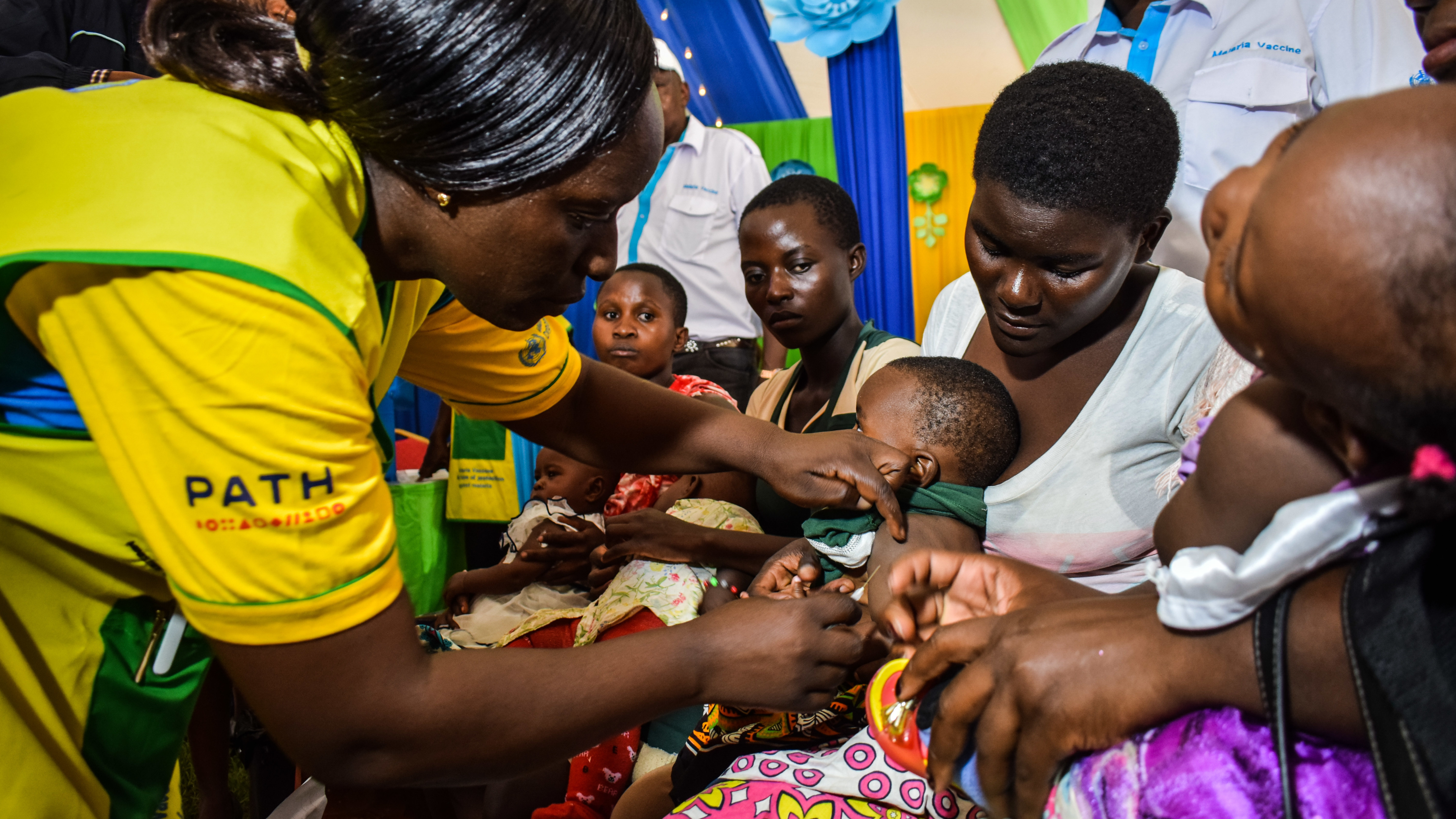 A health worker vaccinates a Kenyan child with the world