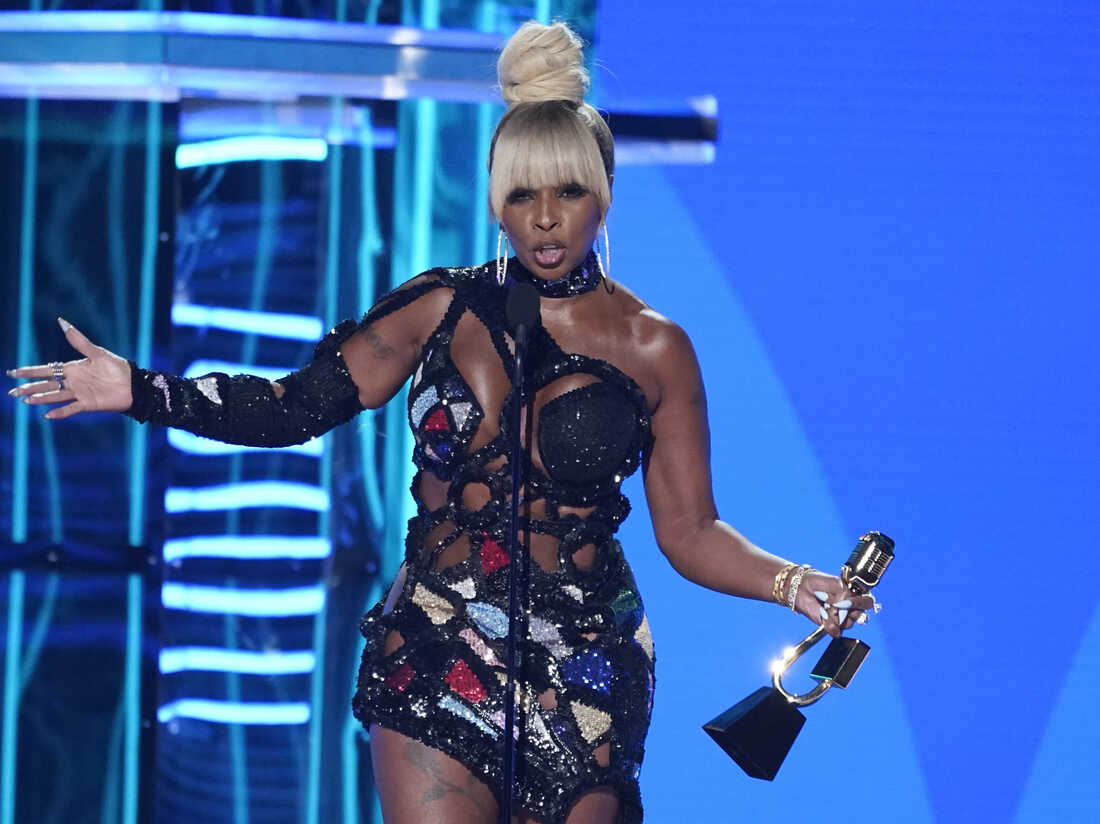 Mary J. Blige Receives Icon Award at Billboard Music Awards